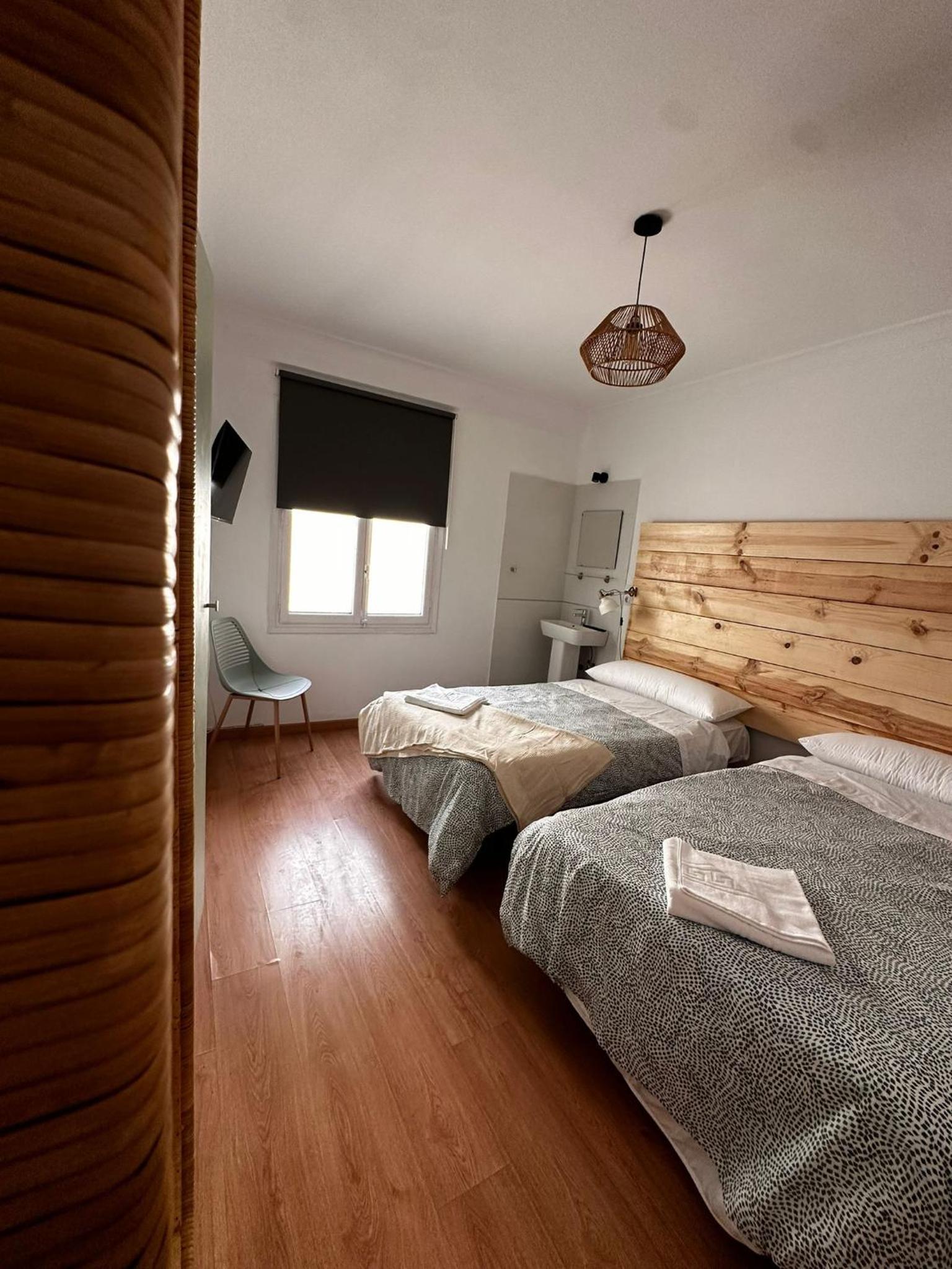 Habitación Triple con Baño Compartido