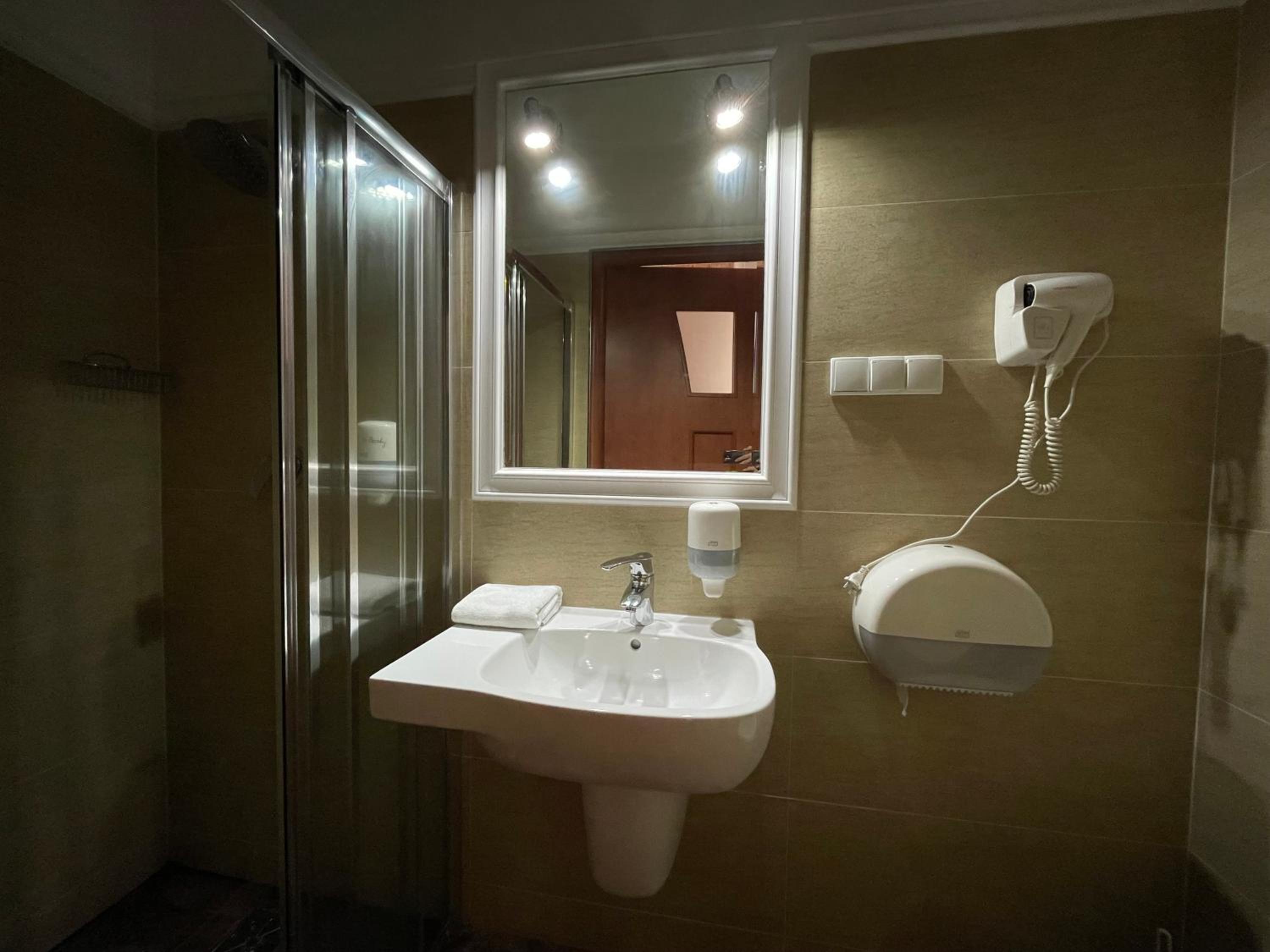 Twin Room - Photo 6