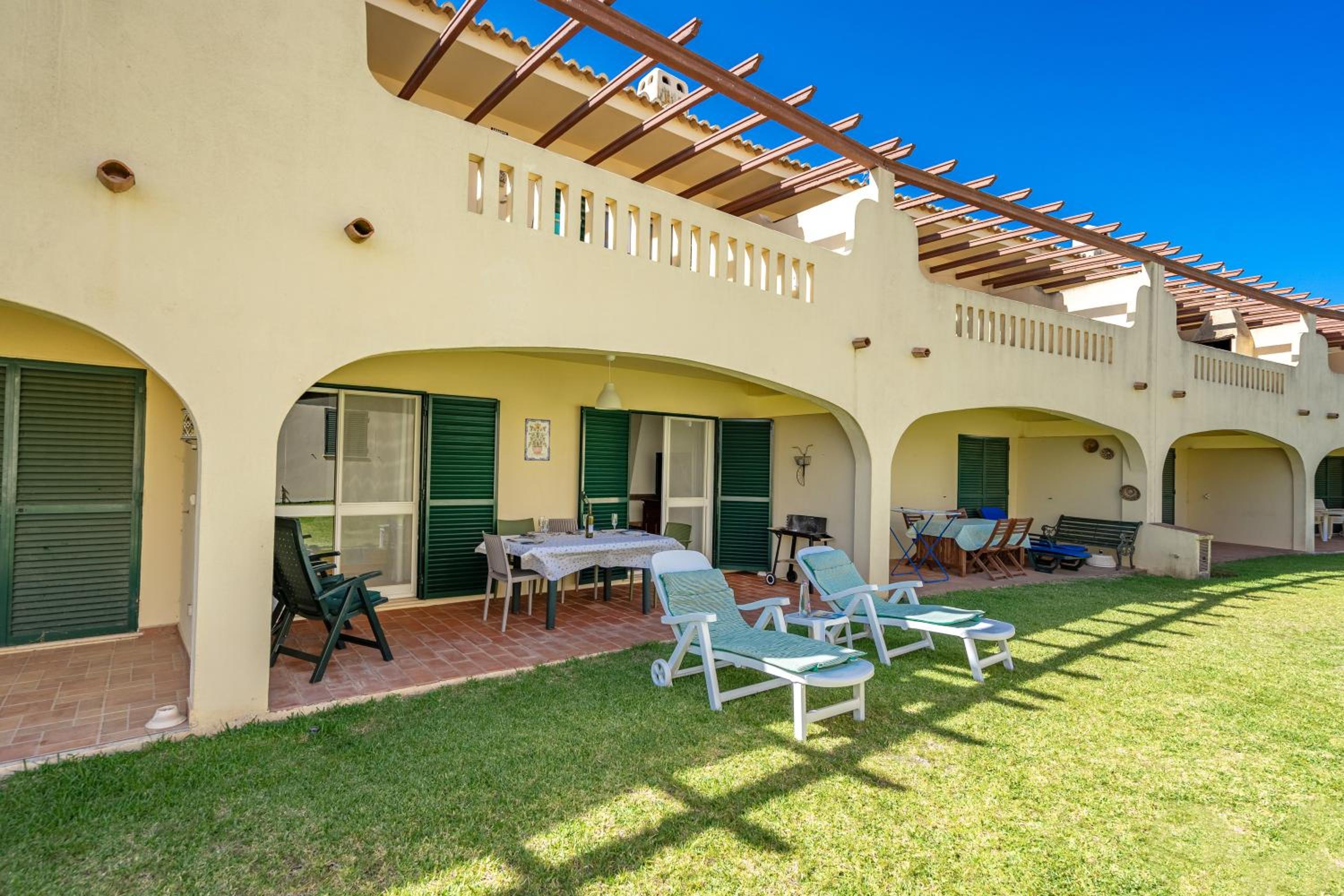 Two-Bedroom Deluxe Apartment with Garden View photo 2