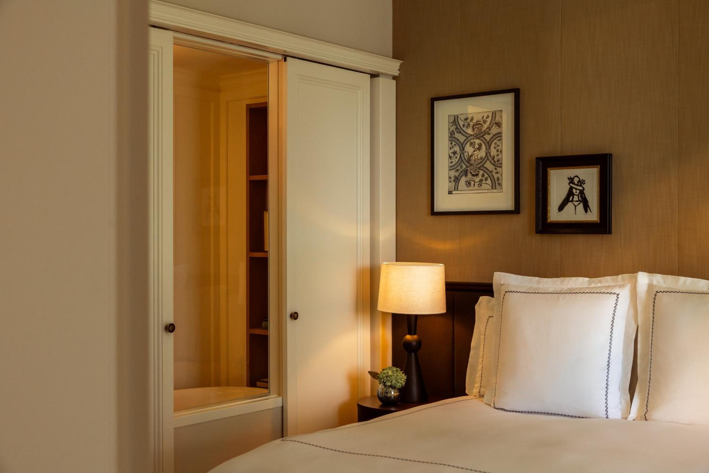 Deluxe Lakeside Suite - Photo 2