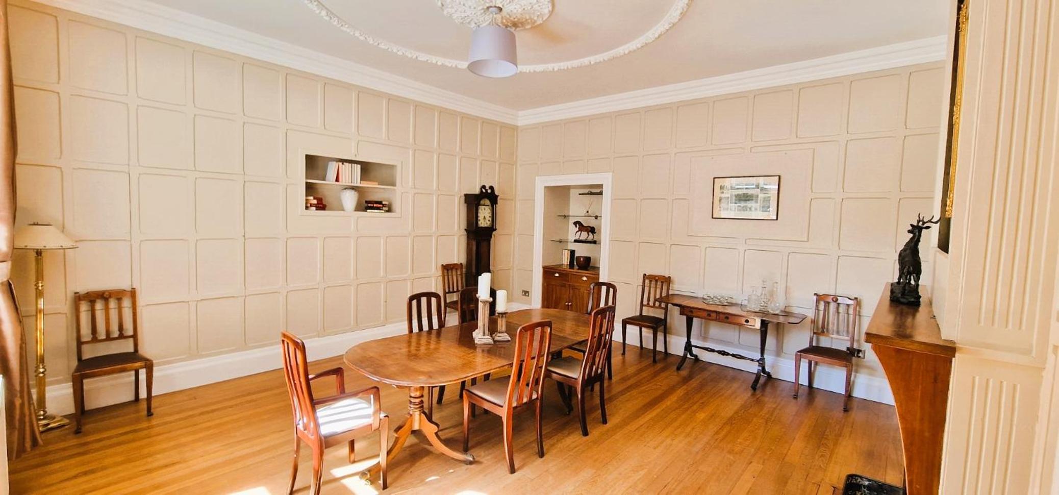 Five-Bedroom House photo 3