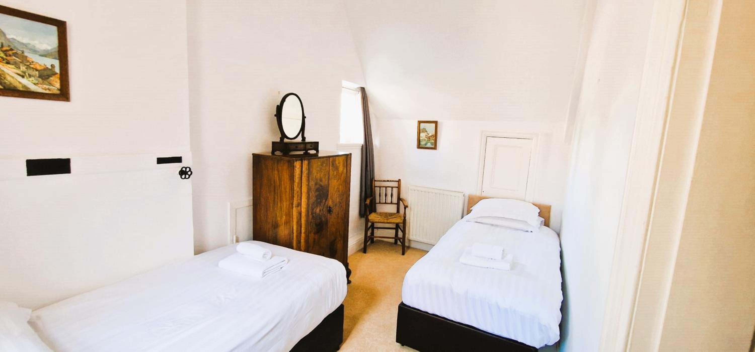 Five-Bedroom House photo 1