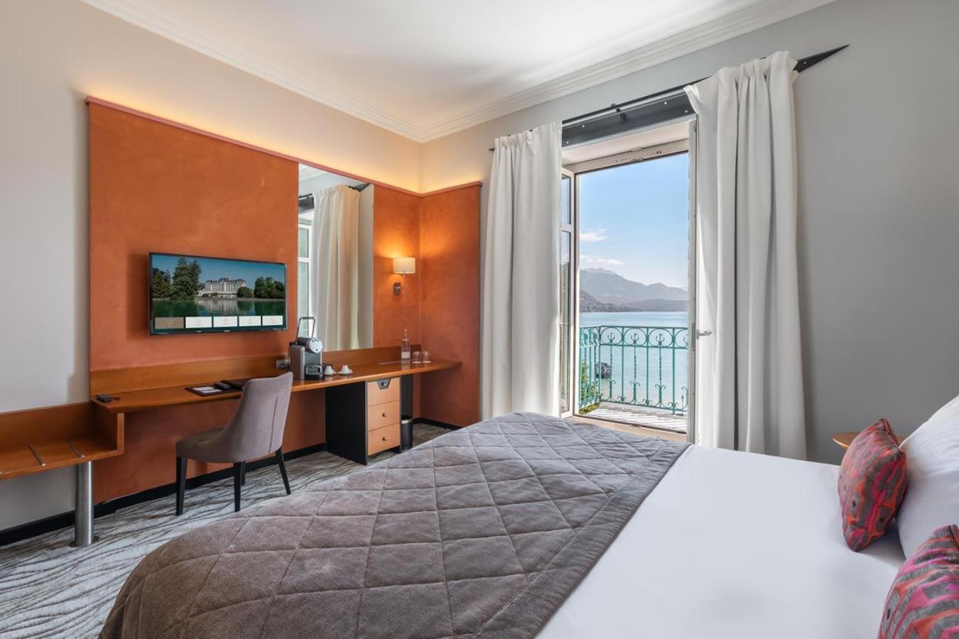 Prestige Lake Suite with Balcony - Spa Access Included - Reservation Needed