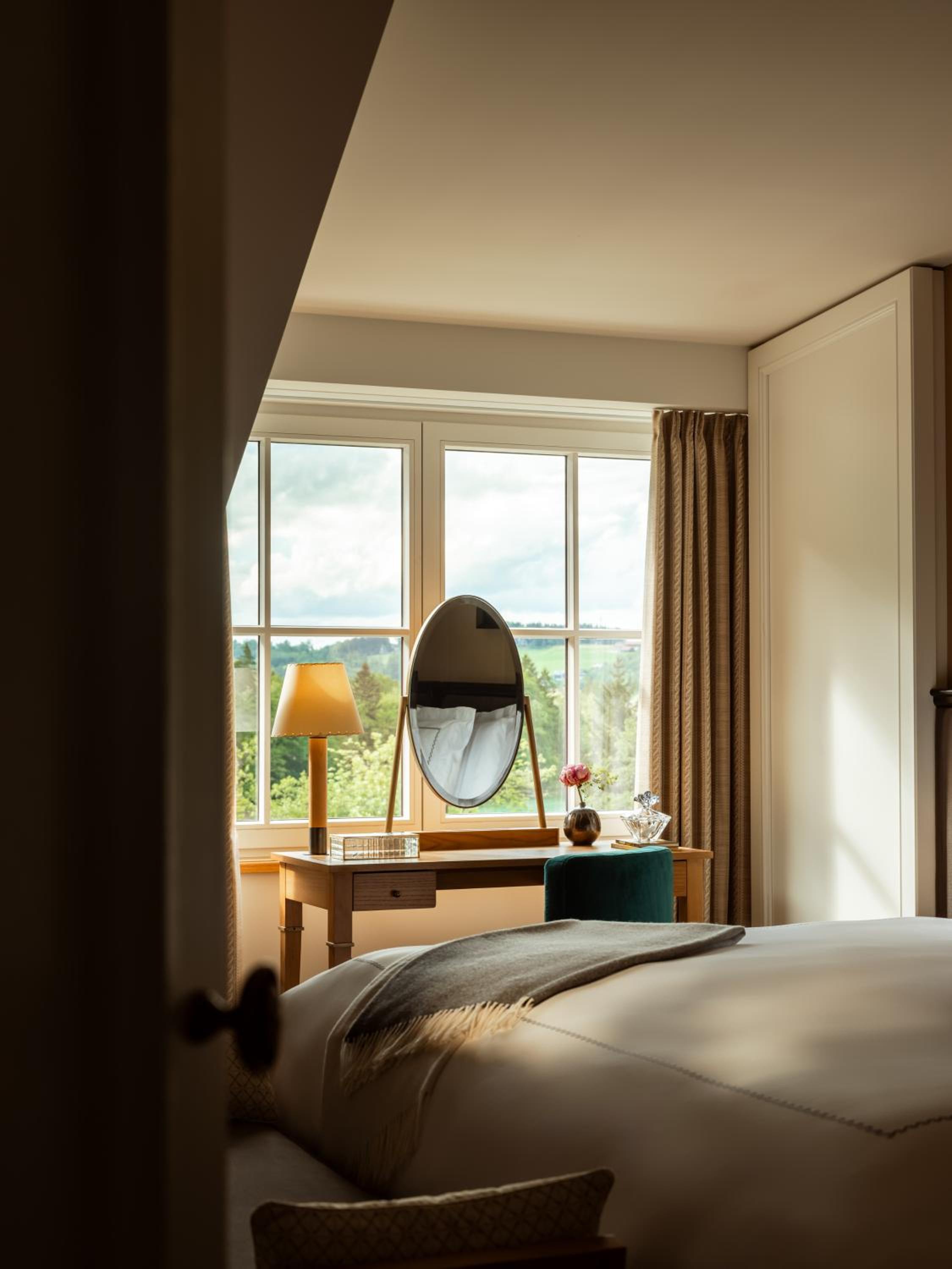 Deluxe Lakeside Suite - Photo 3