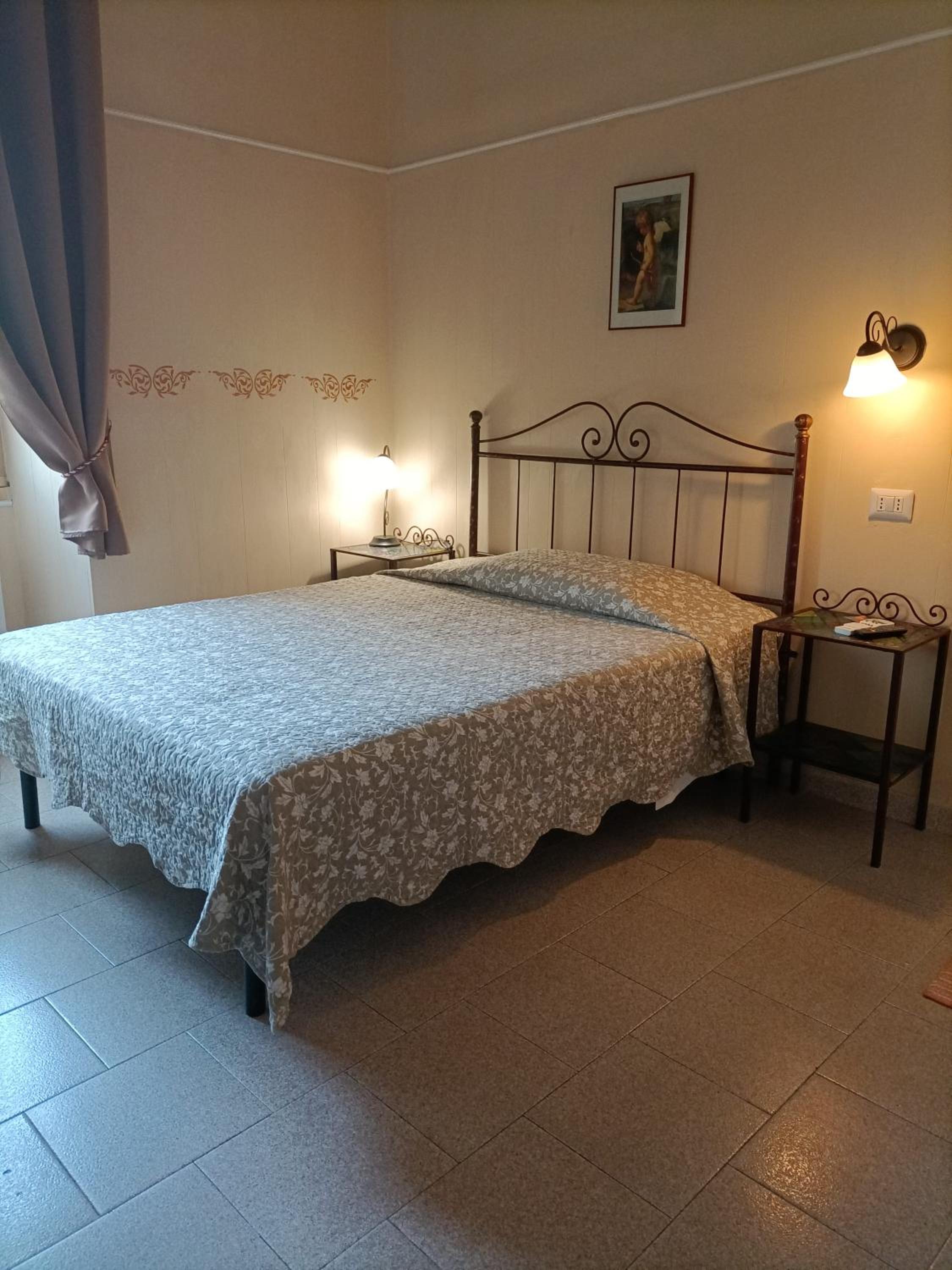 Standard Single Room with Shared Bathroom photo 2
