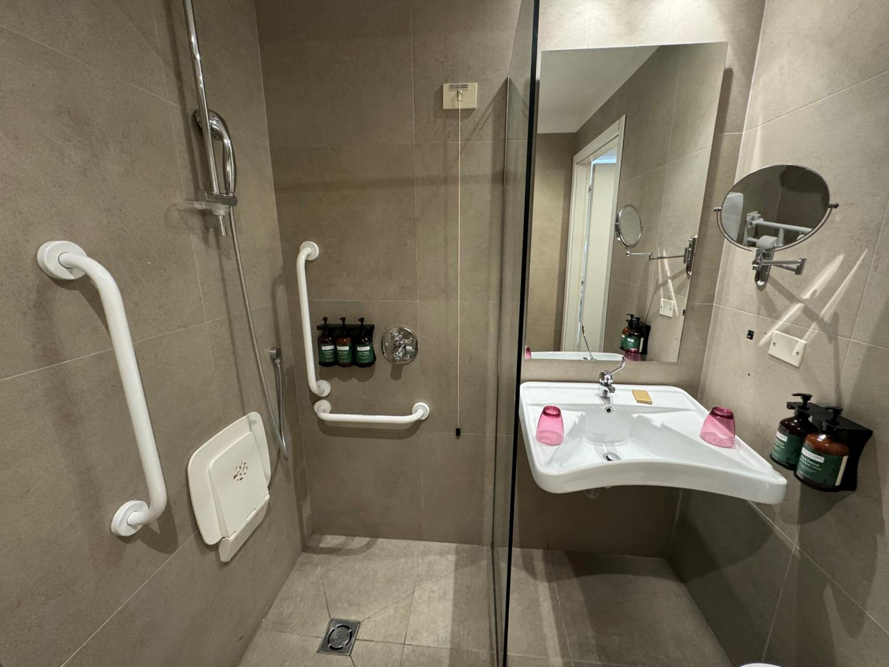Double Room with Mobility Accessible Roll In Shower thumbnail 5