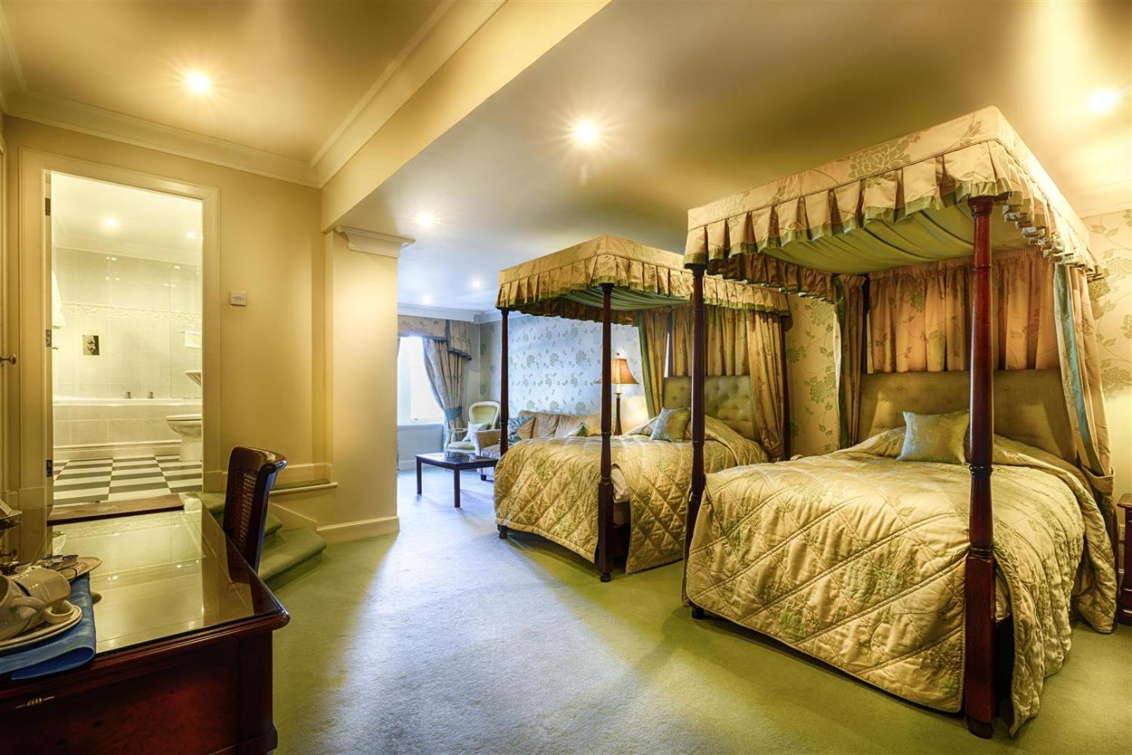 Superior Twin Room with Four Poster Bed photo 2