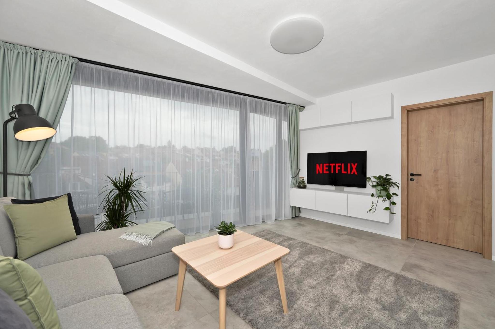 One-Bedroom Apartment with Balcony and Water View photo 3