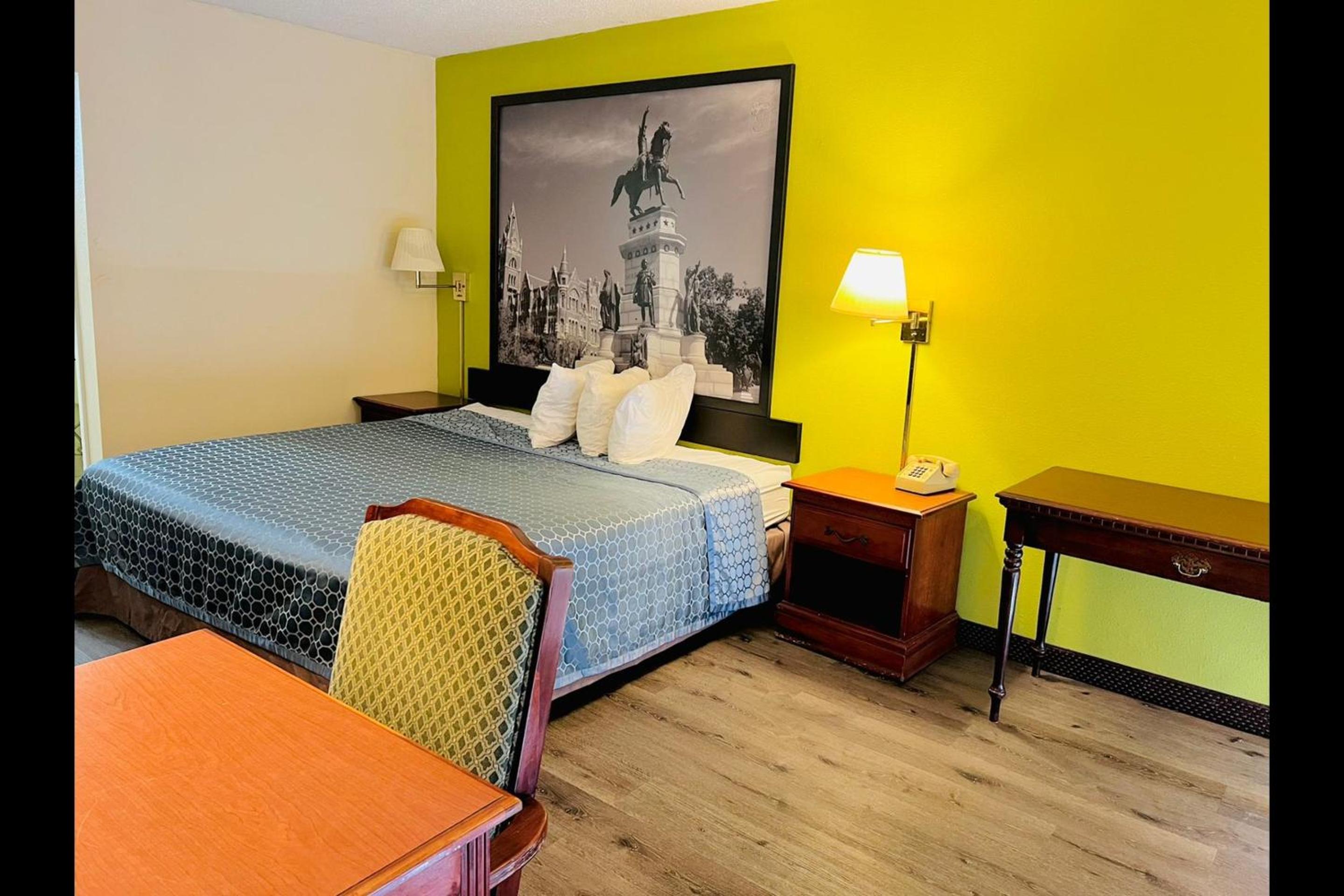 1 Bedroom Suite Accessible - Photo 1