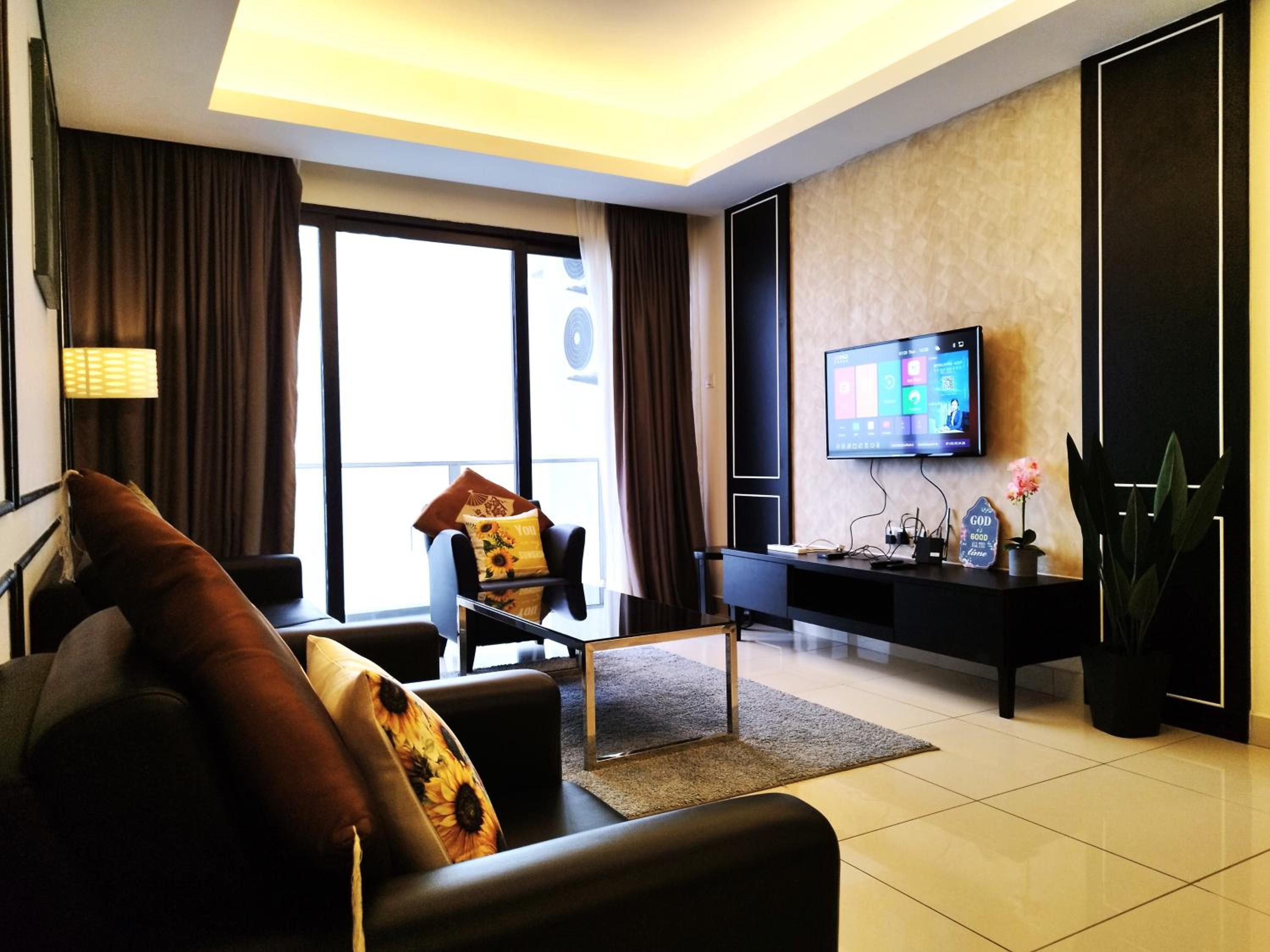 Three-Bedroom Apartment with Balcony photo 3