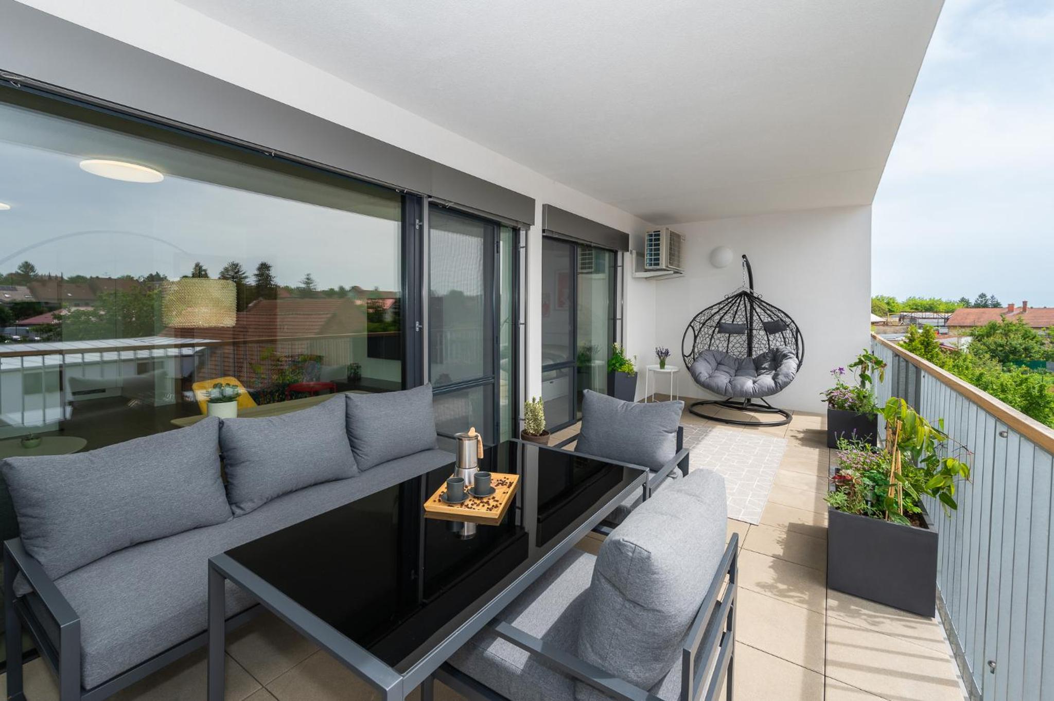 One-Bedroom Apartment with Balcony and City View photo 1
