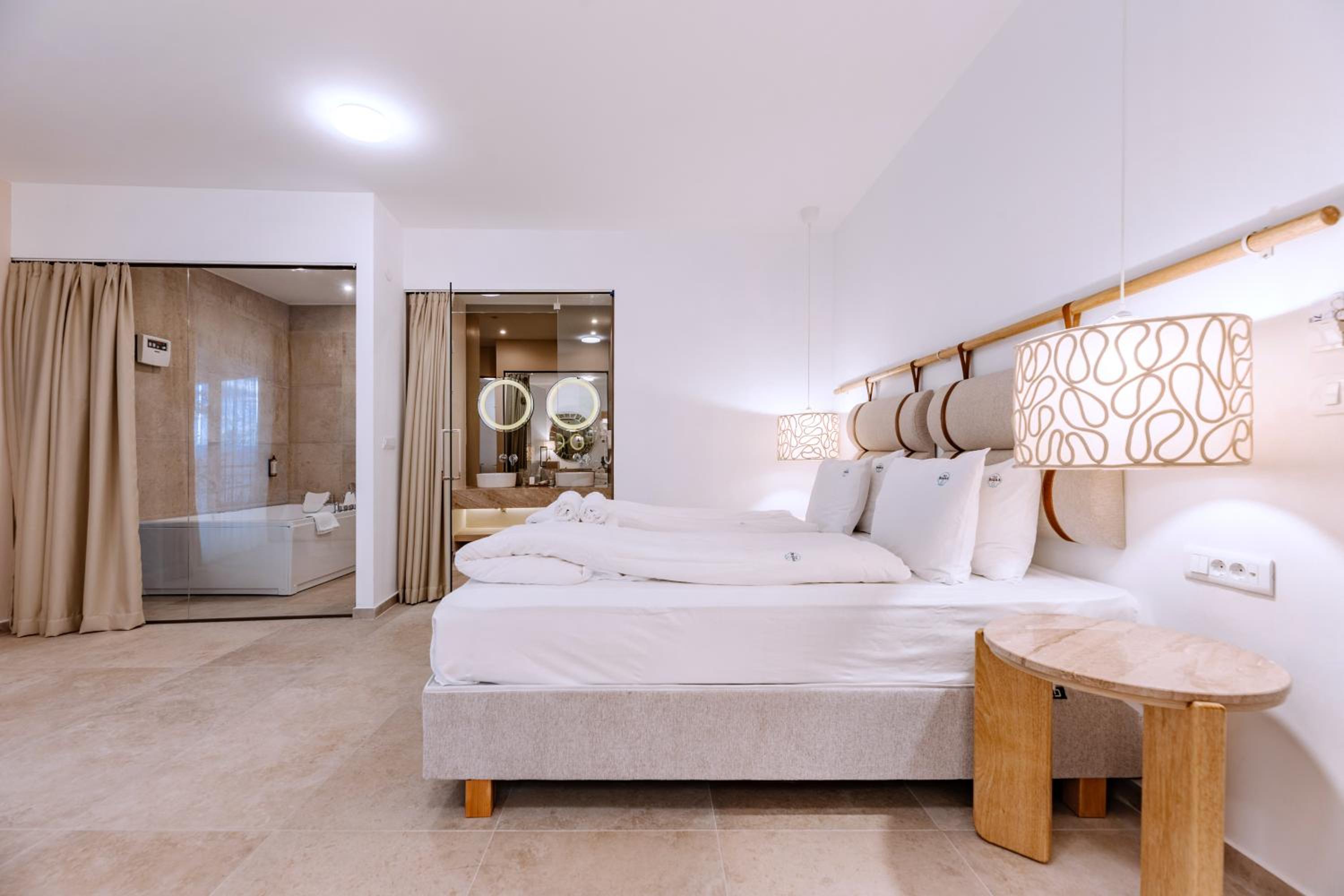 Superior Apartment with Sauna, Spa Bath and Side Lake View - Photo 2