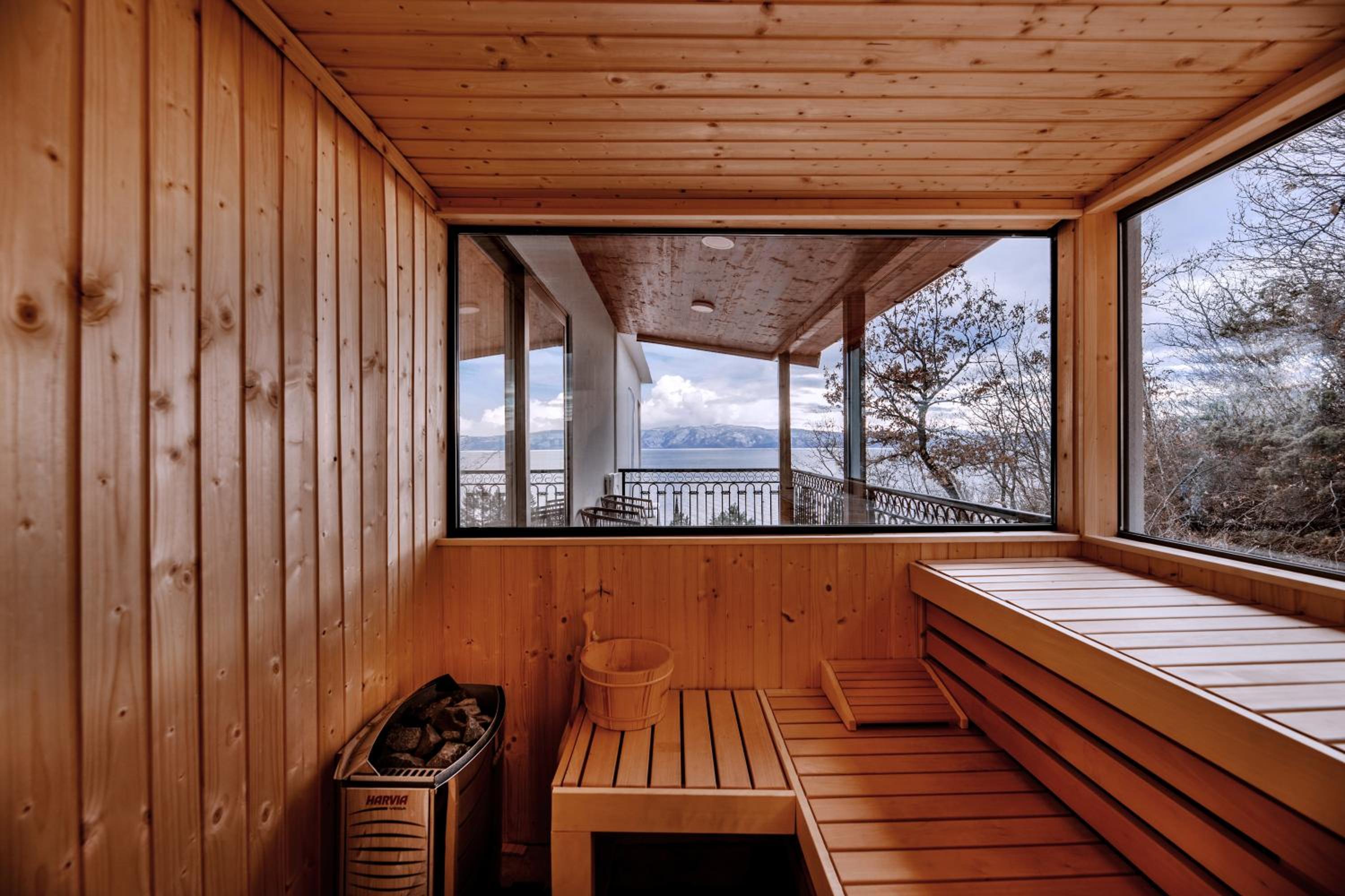 Superior Apartment with Sauna, Spa Bath and Side Lake View - Photo 4