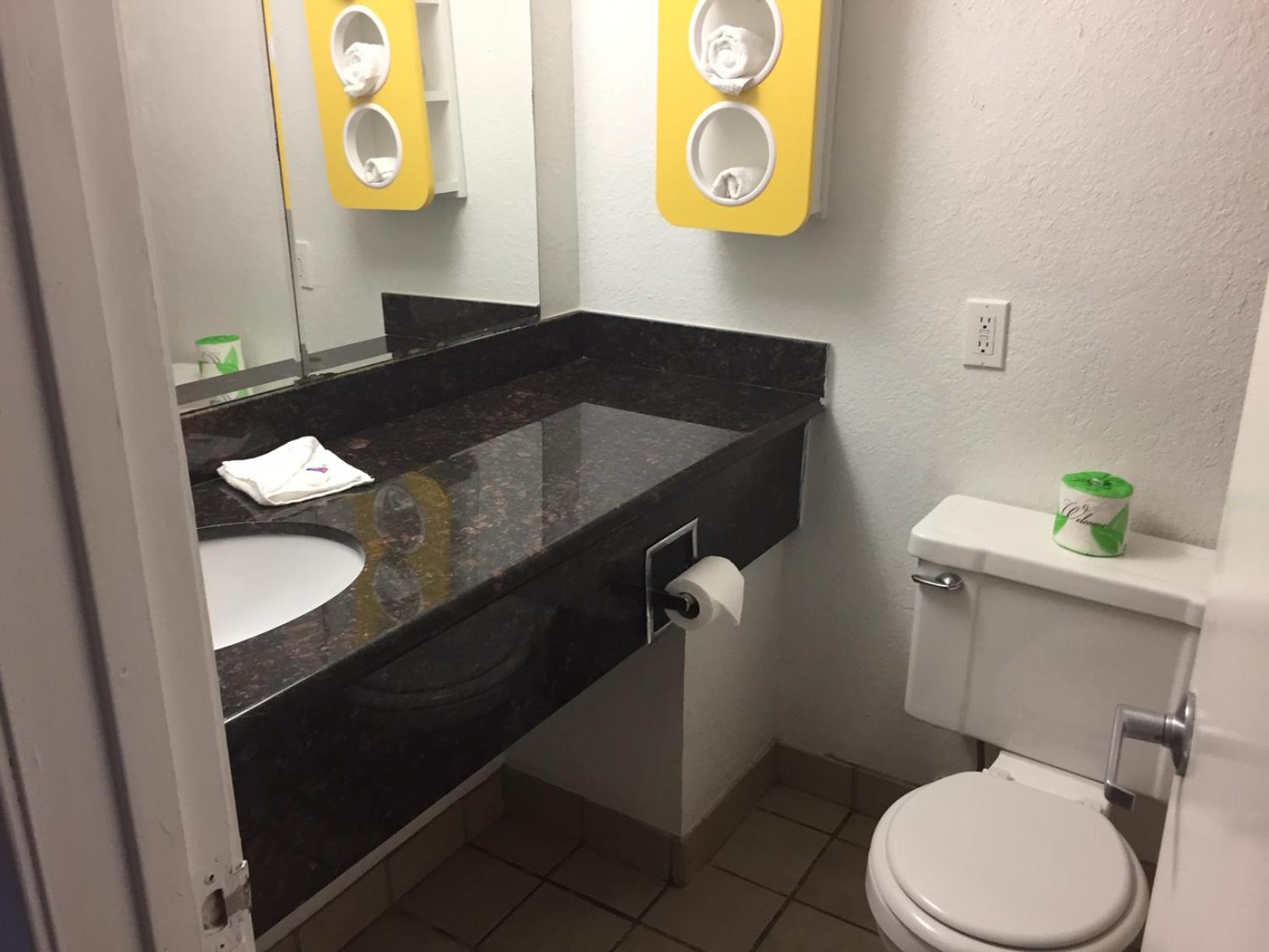 Deluxe King Room - Non-Smoking - Photo 7