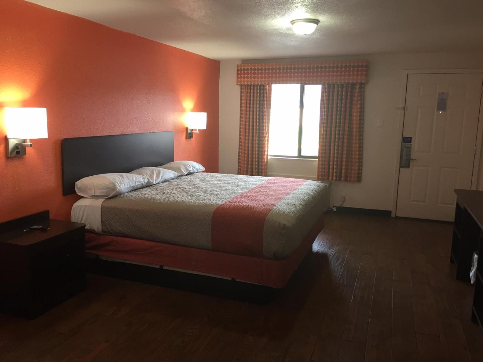 Deluxe King Room - Non-Smoking - Photo 1
