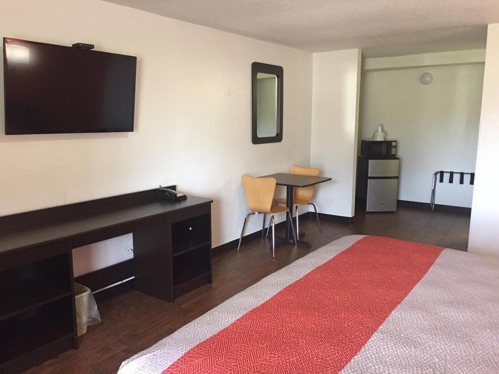 Deluxe King Room - Non-Smoking - Photo 2