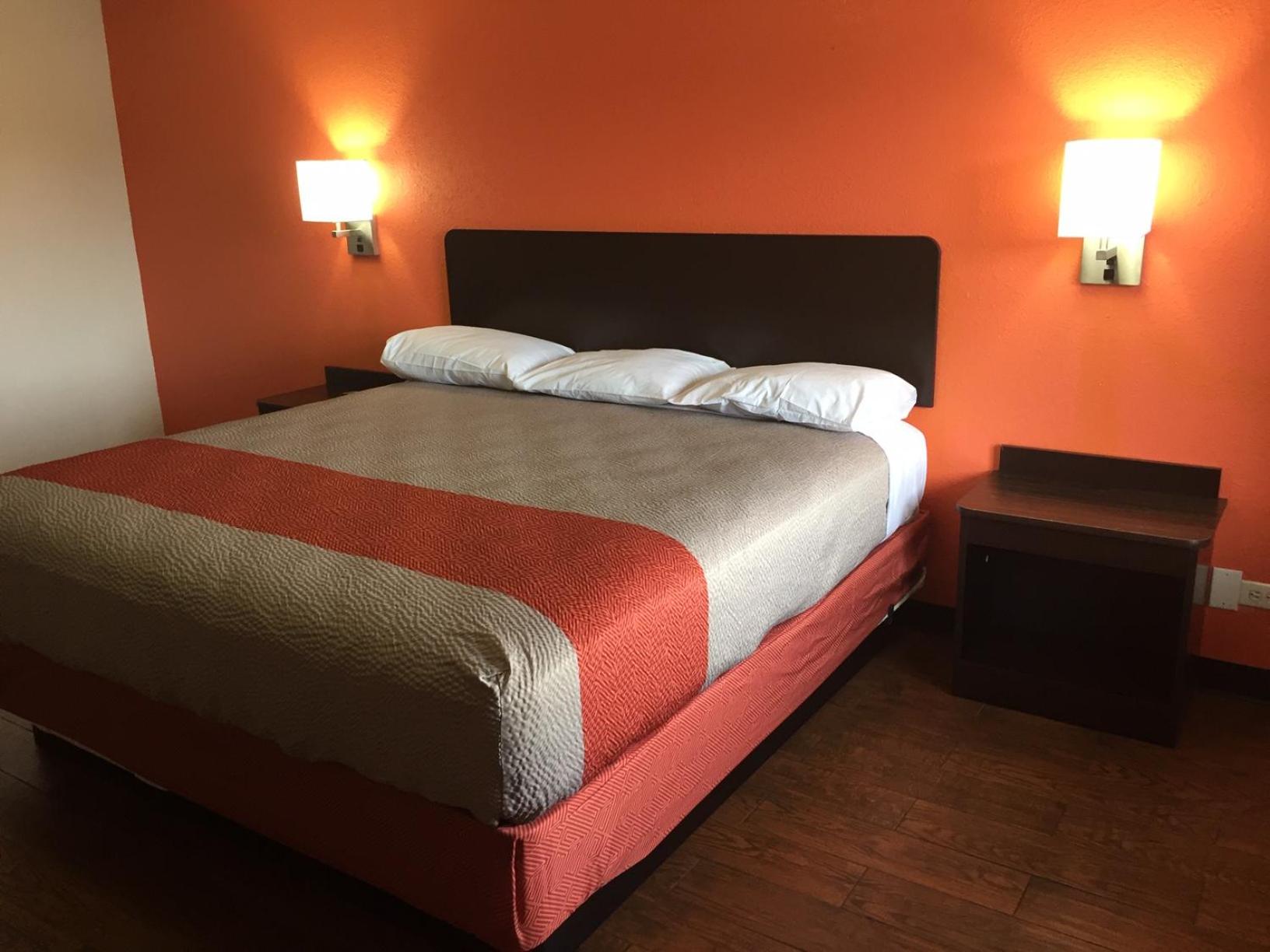 Deluxe King Room - Non-Smoking - Photo 3