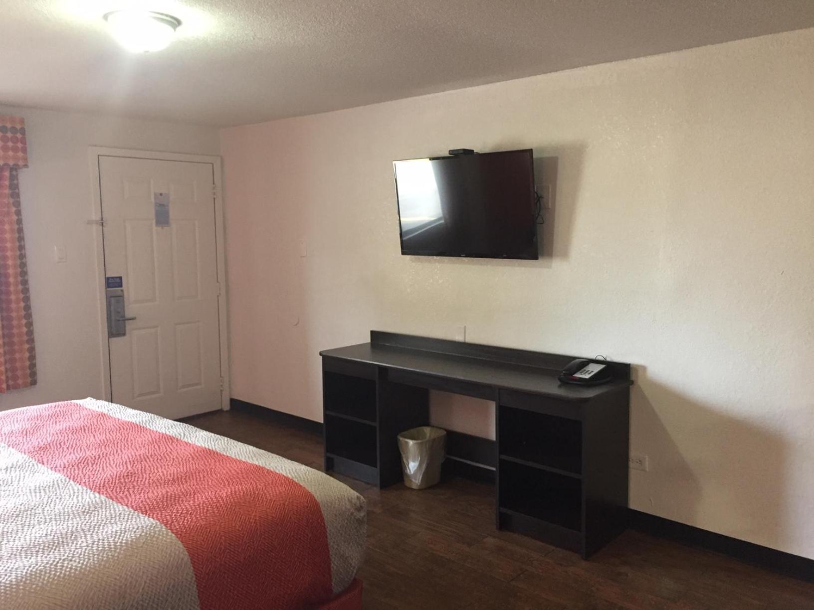 Deluxe King Room - Non-Smoking - Photo 4