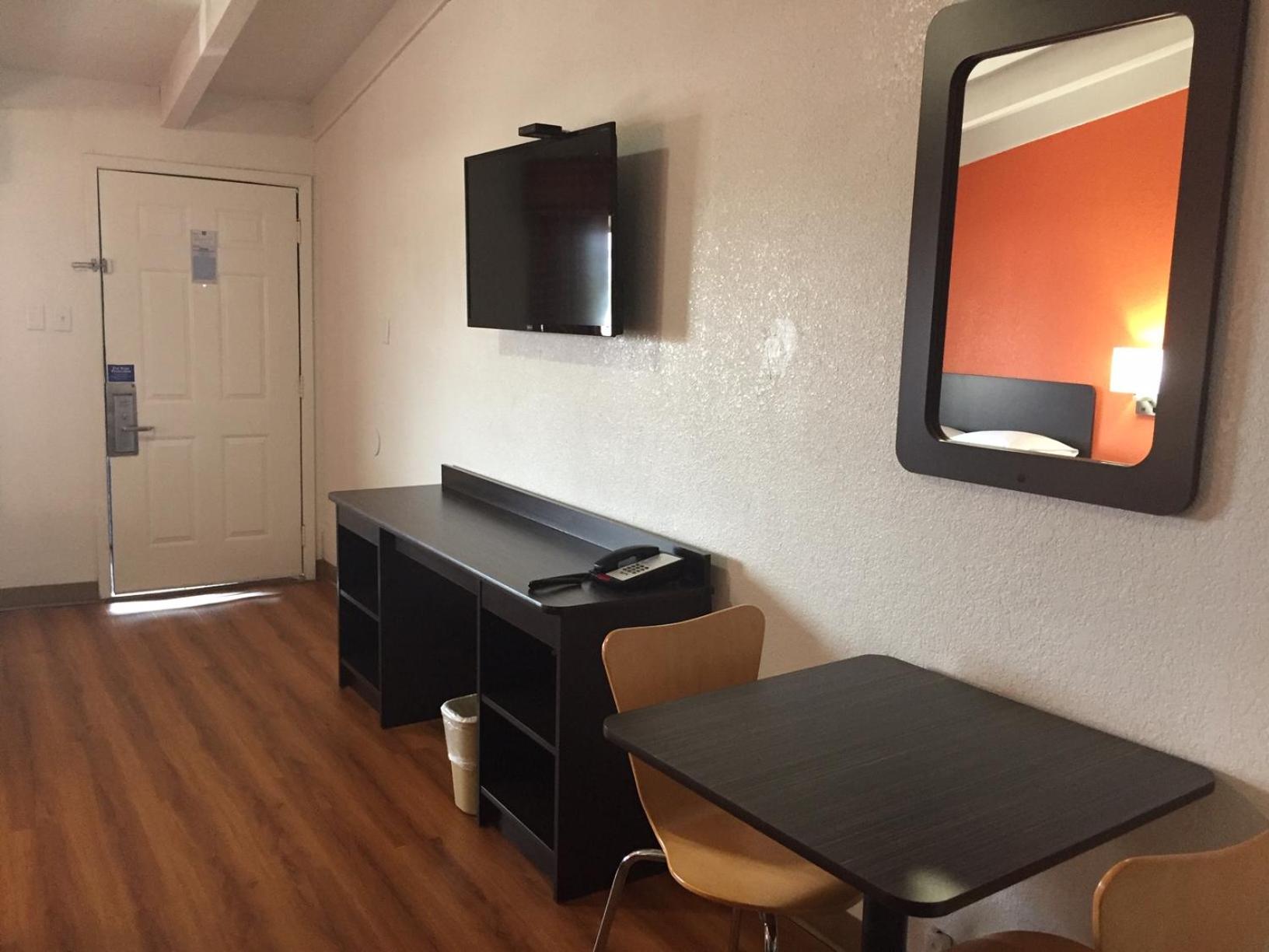 Deluxe King Room - Non-Smoking - Photo 5
