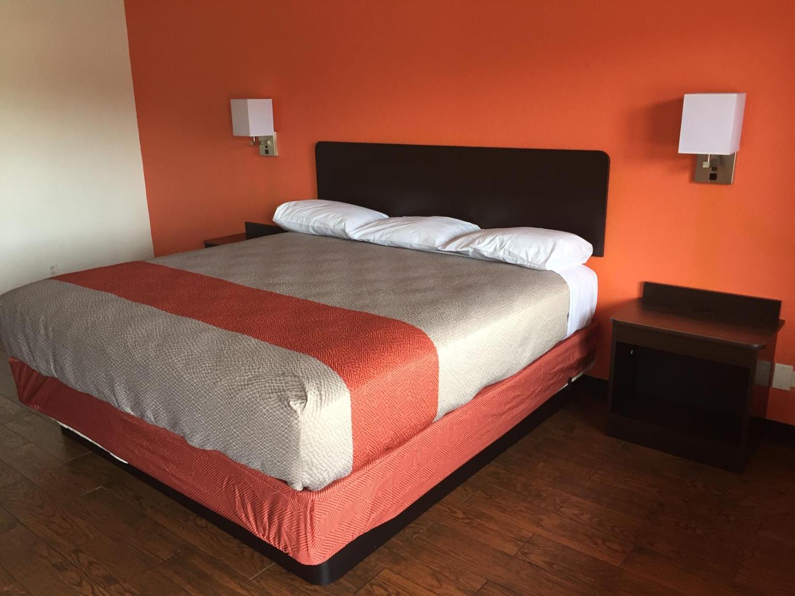 Deluxe King Room - Non-Smoking - Photo 6
