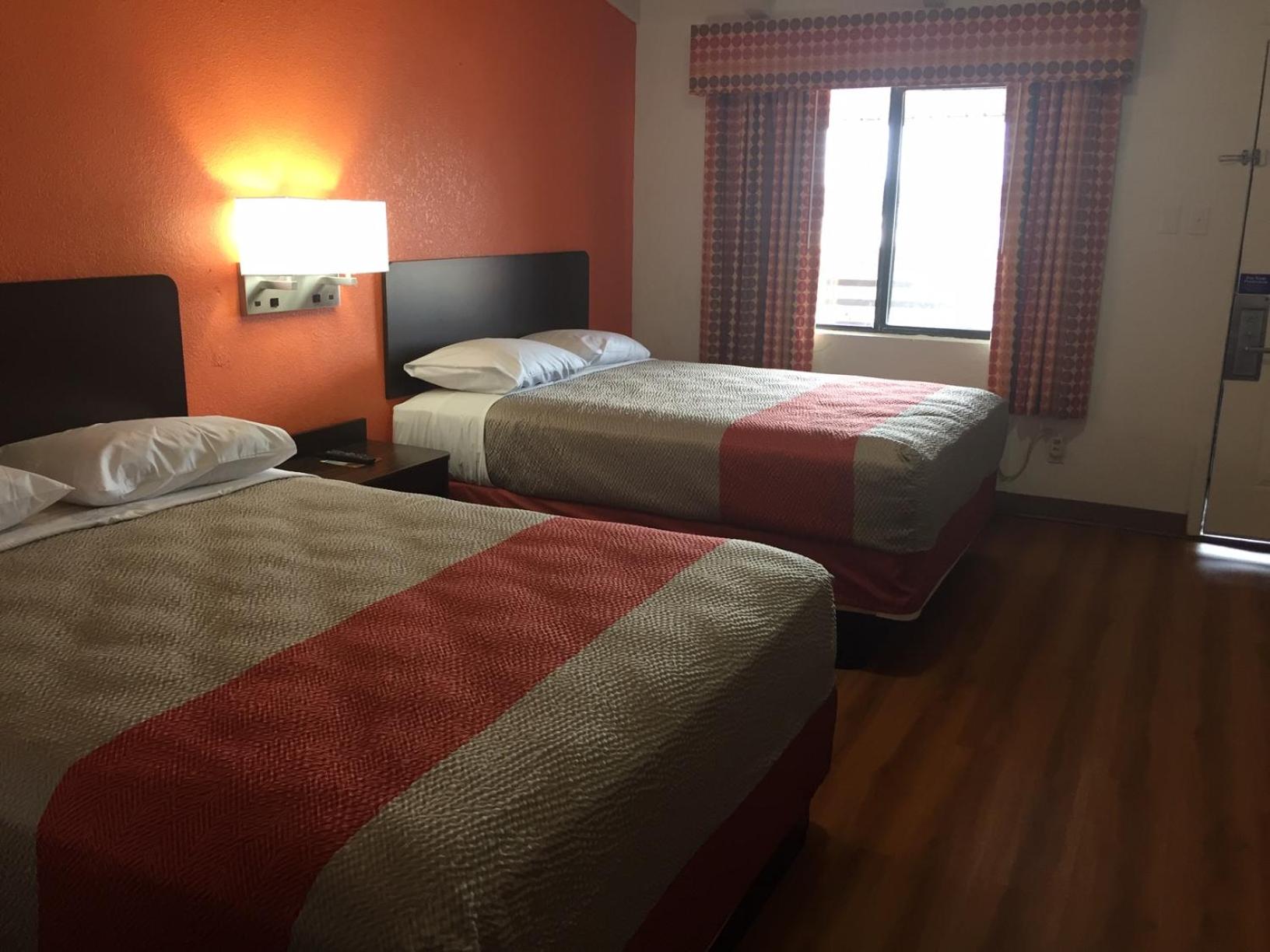 Deluxe Queen Room with Two Queen Beds - Photo 4