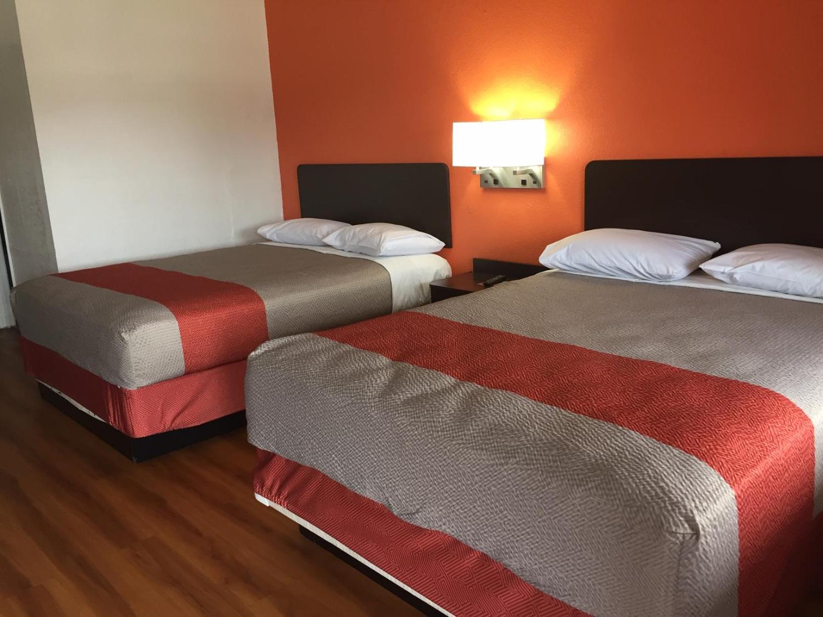 Deluxe Queen Room with Two Queen Beds - Photo 5