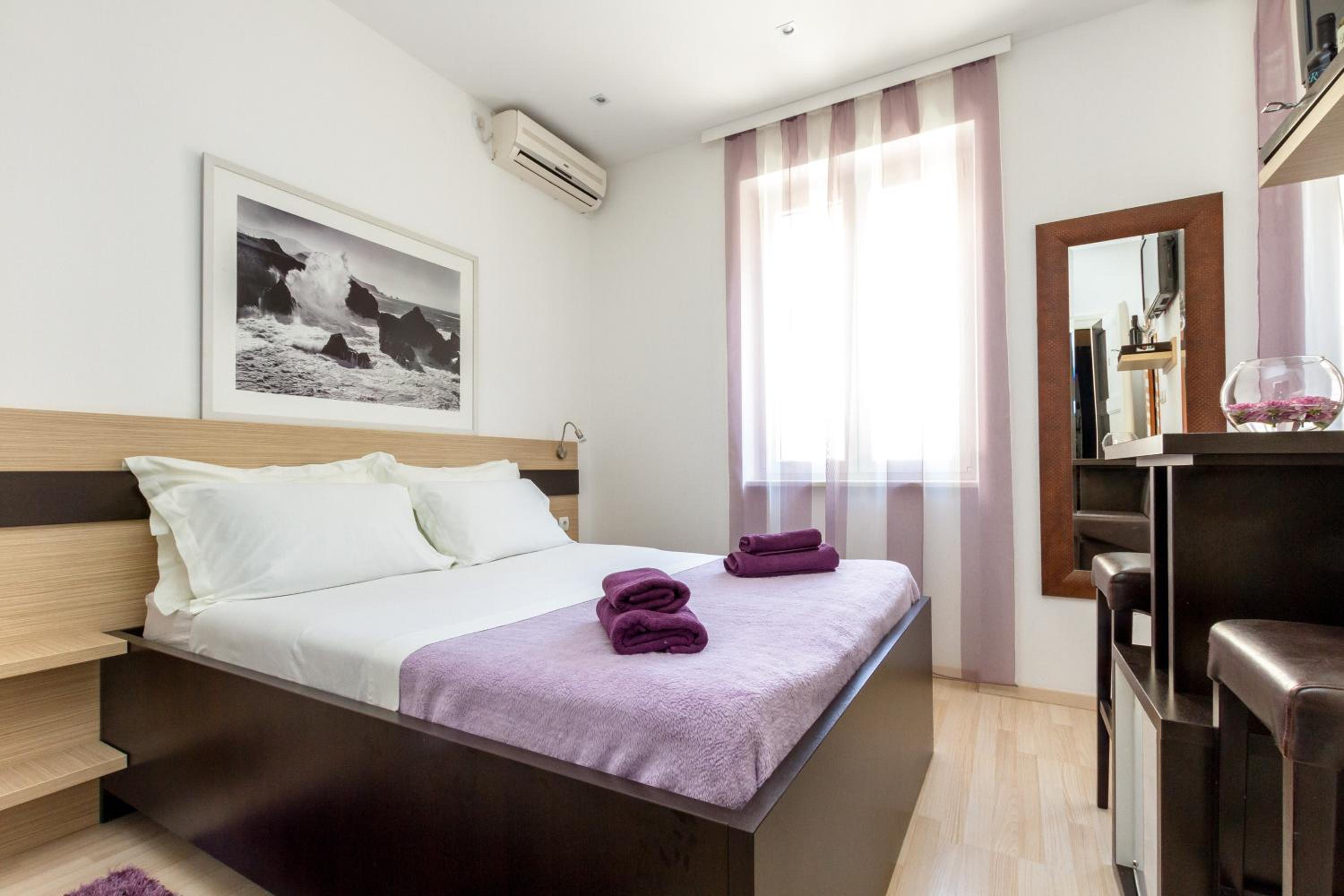 Double Room - Photo 16