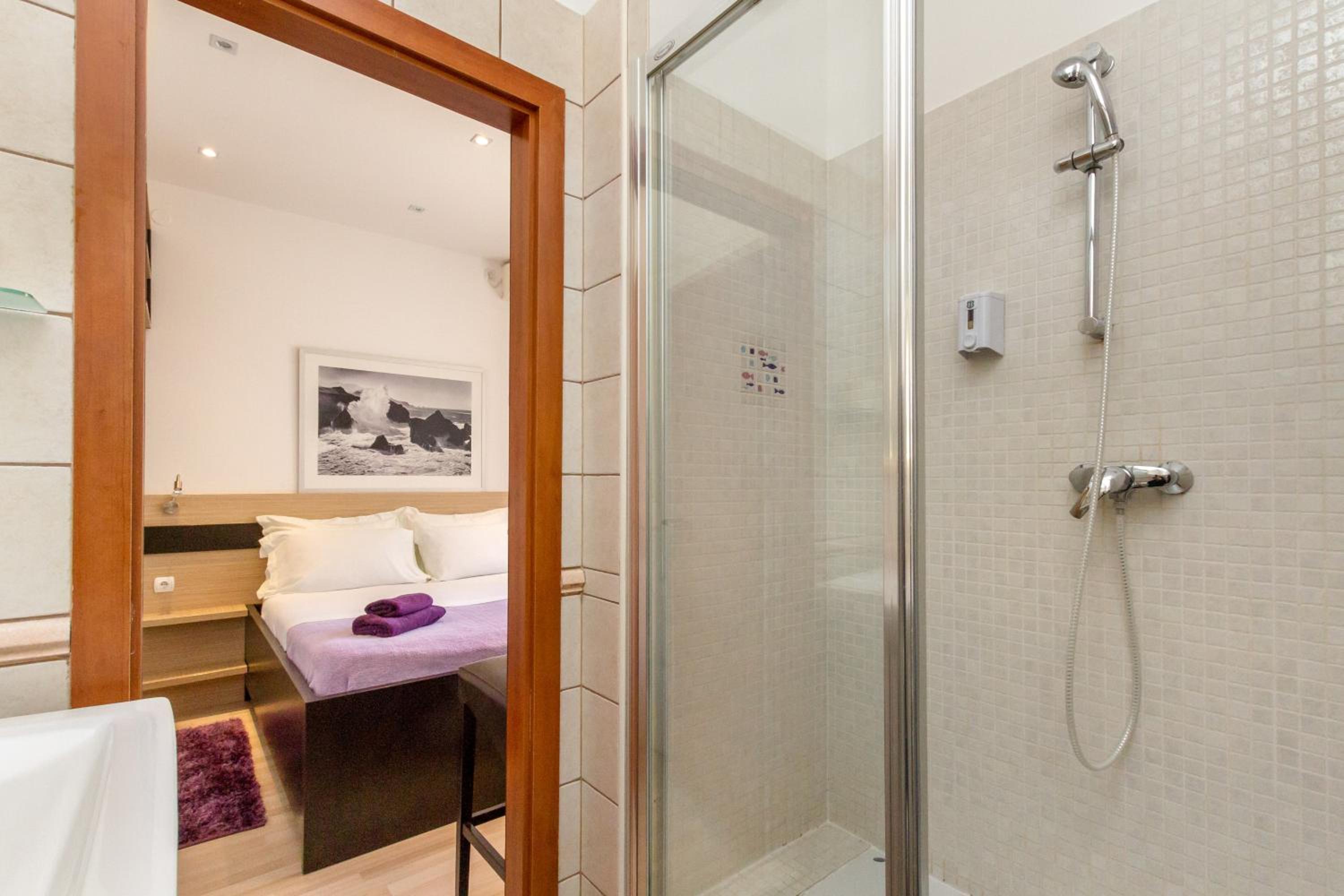 Double Room - Photo 12