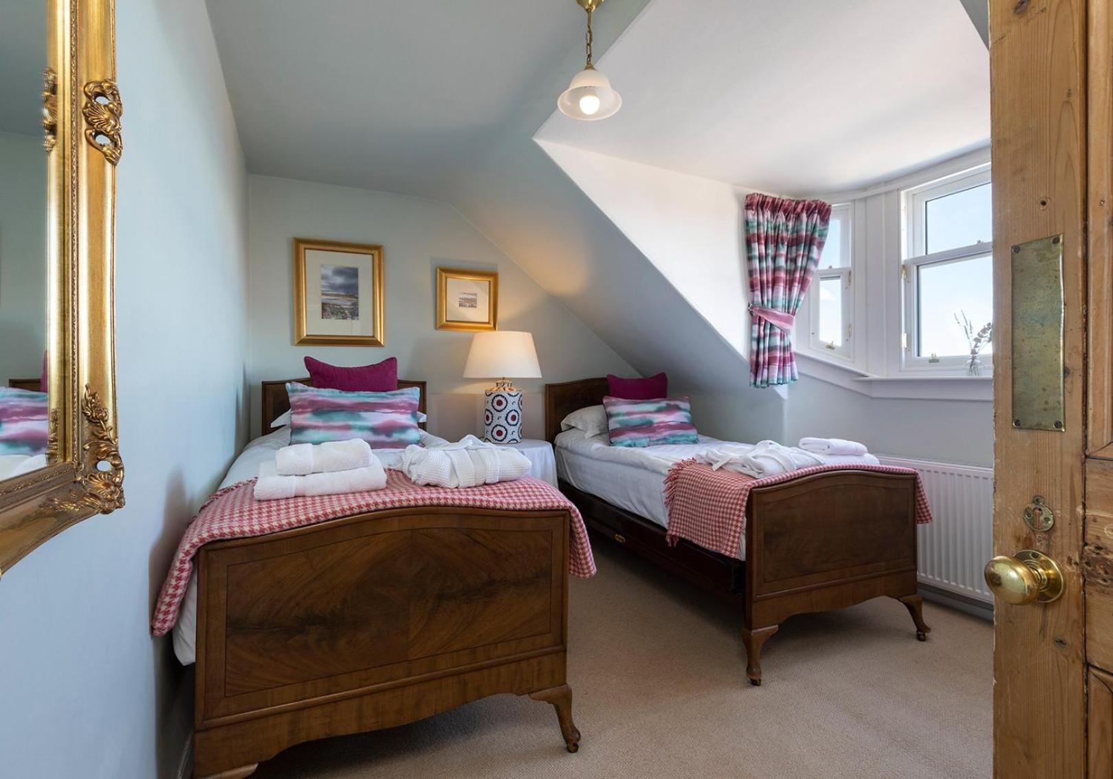 Four-Bedroom House photo 2