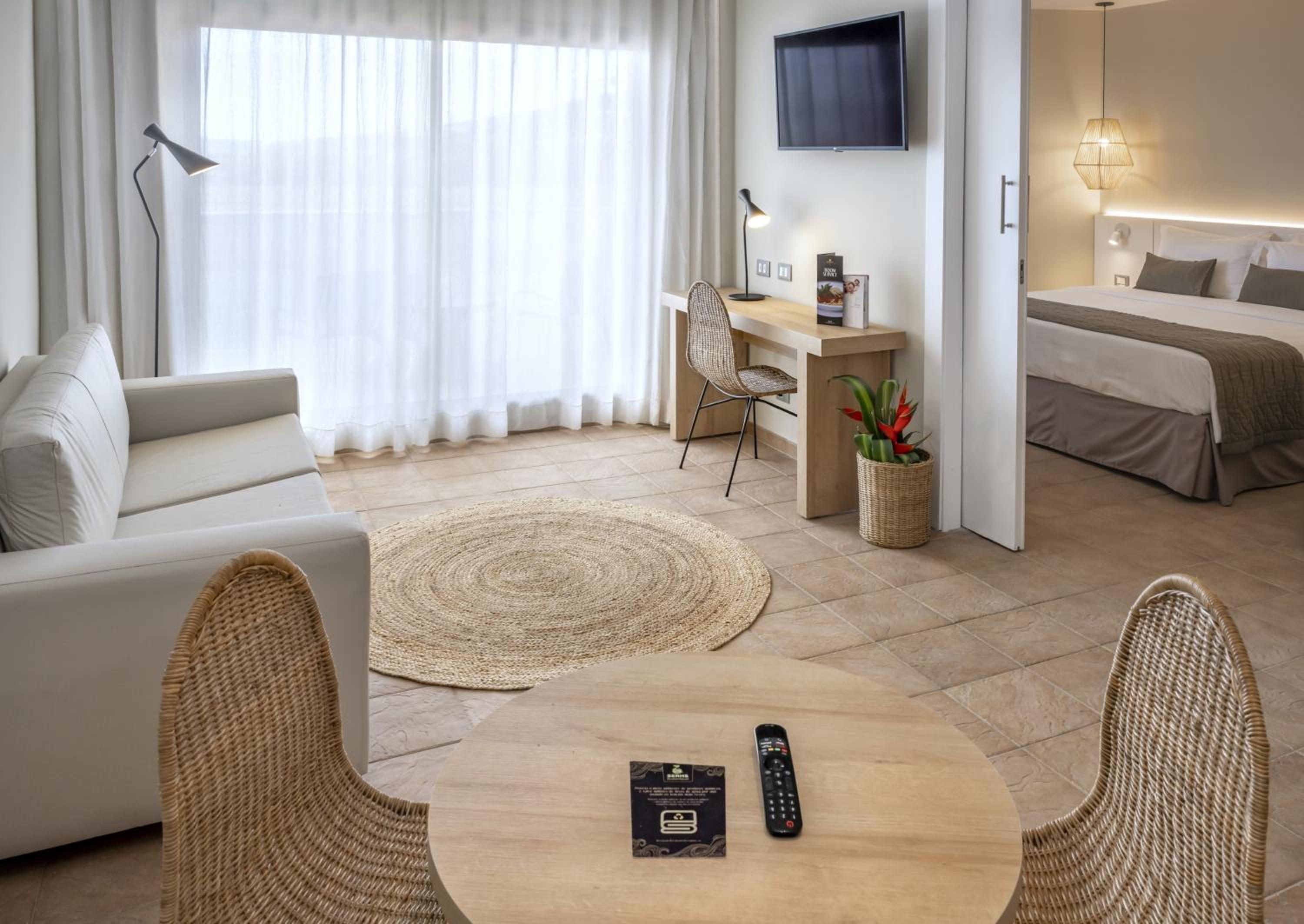 Prime Junior Suite with Side Sea View thumbnail 5