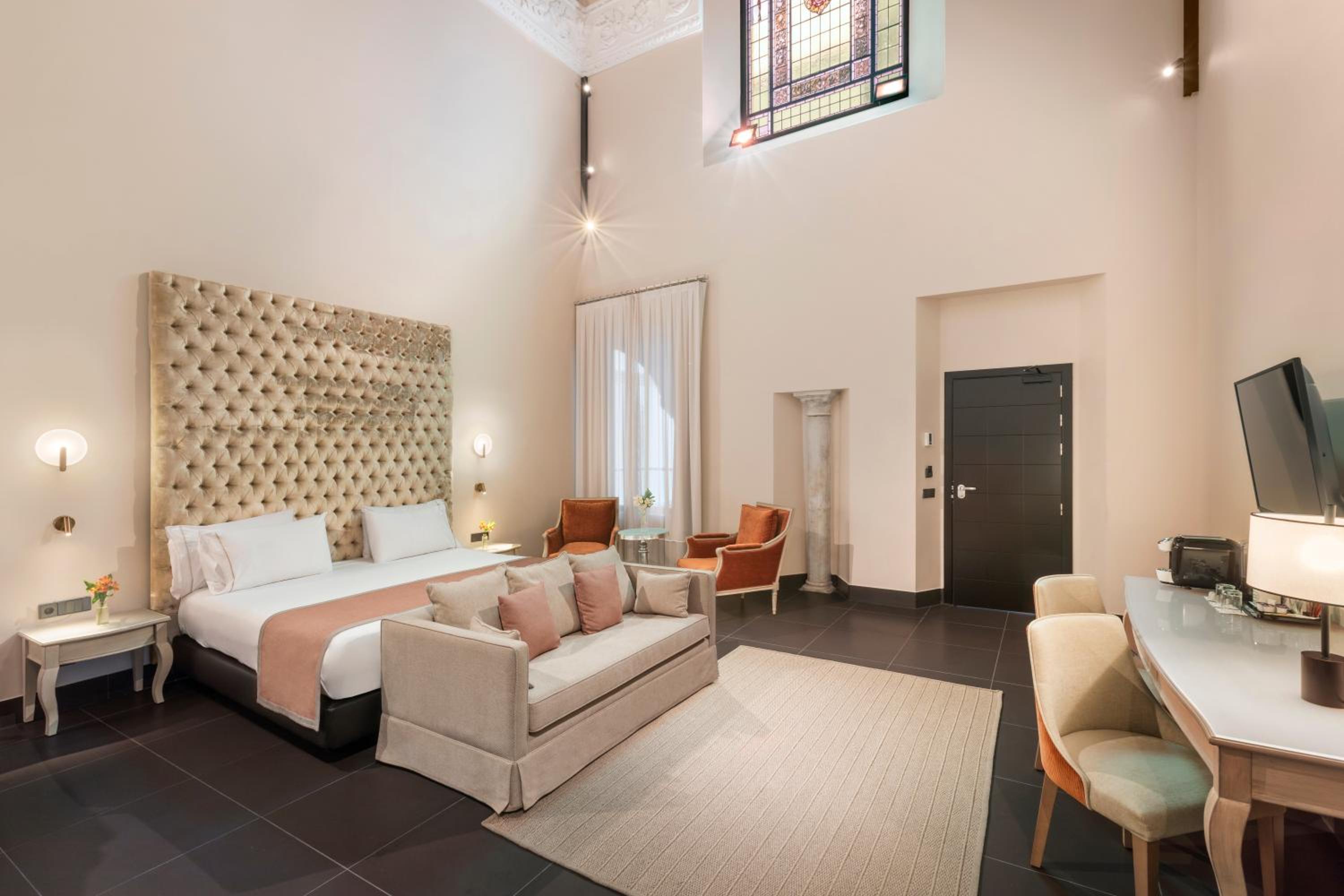 Suite - Photo 1