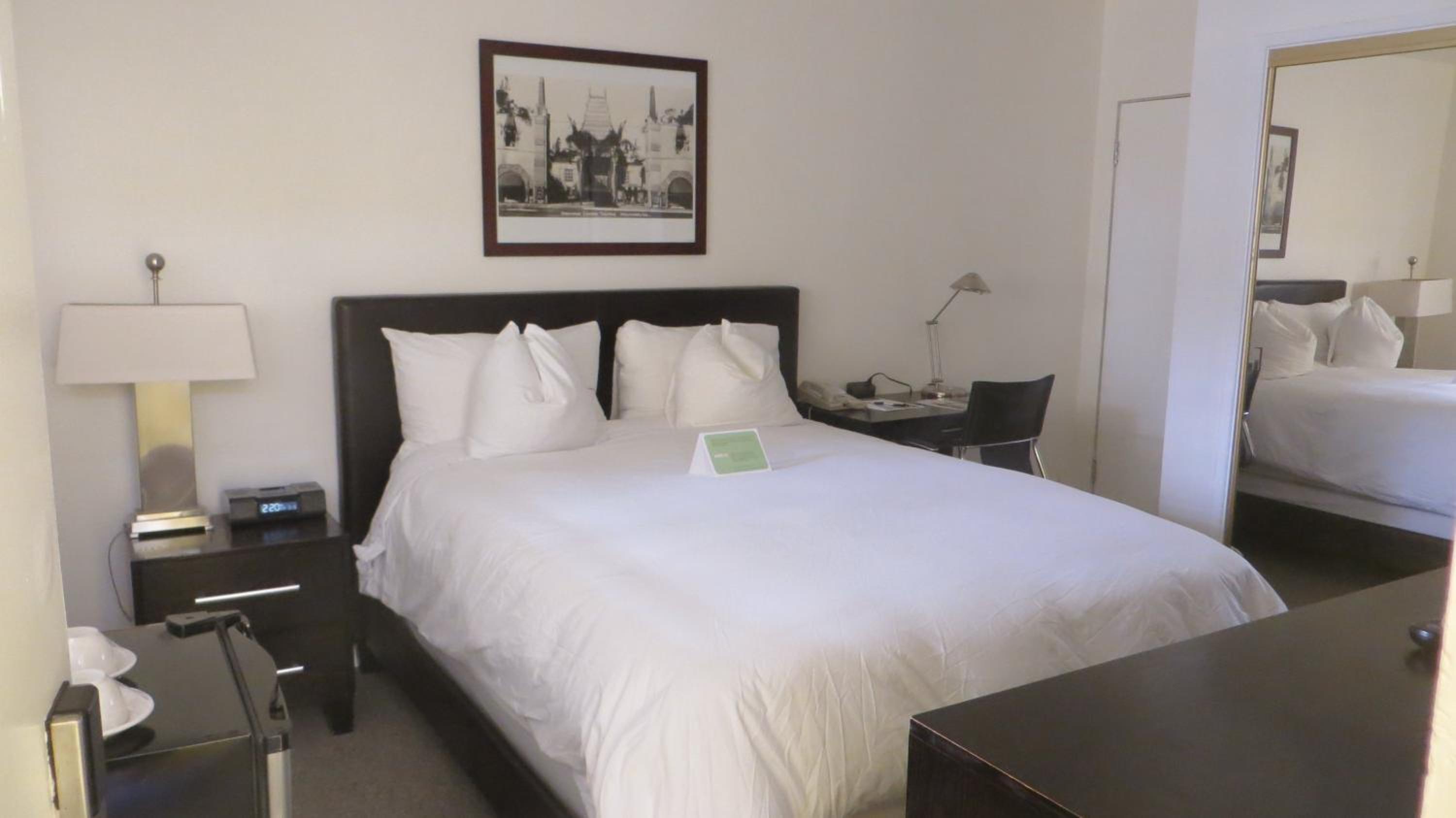 Queen Room thumbnail 6