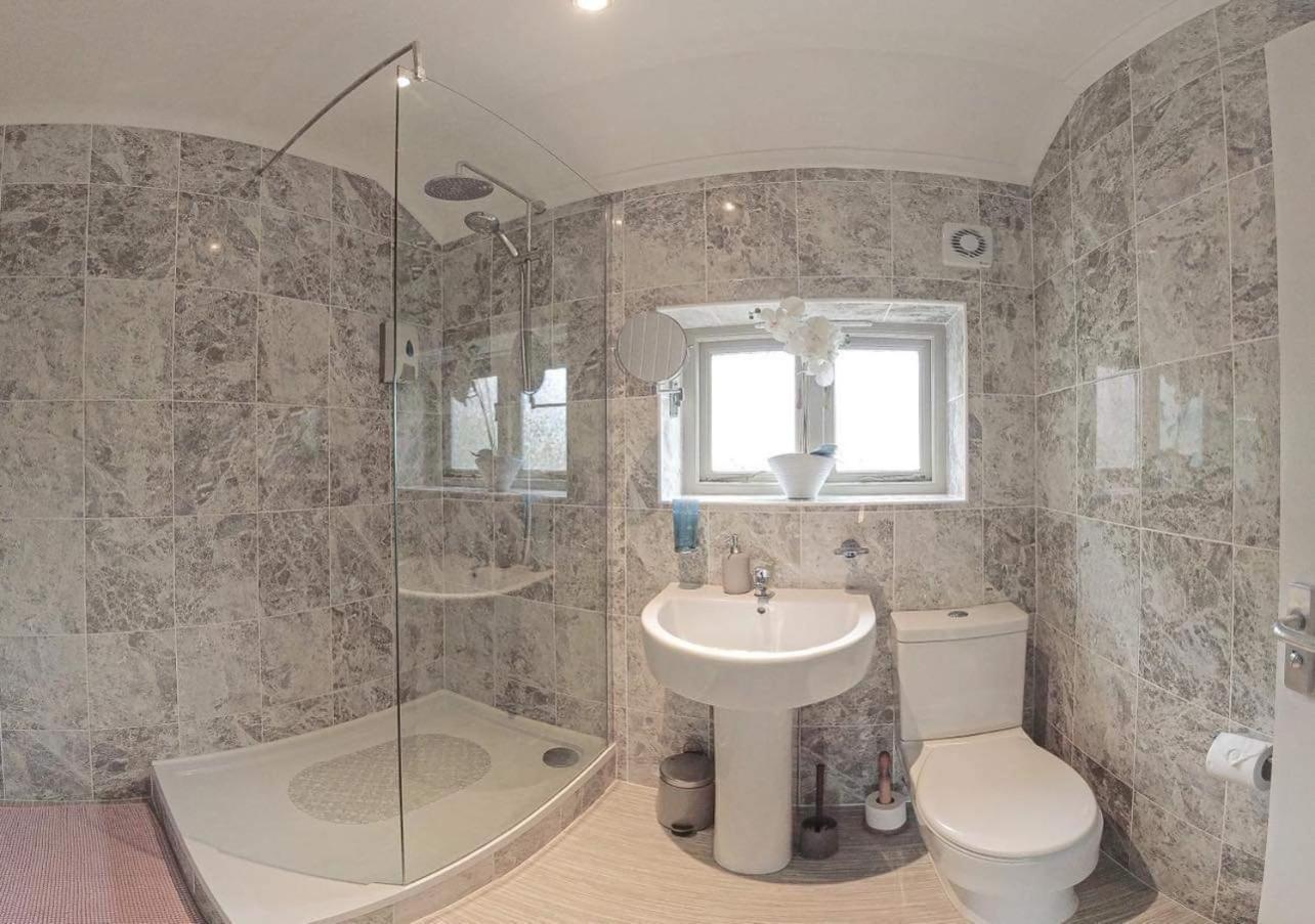 Double Room with Shower - Photo 11