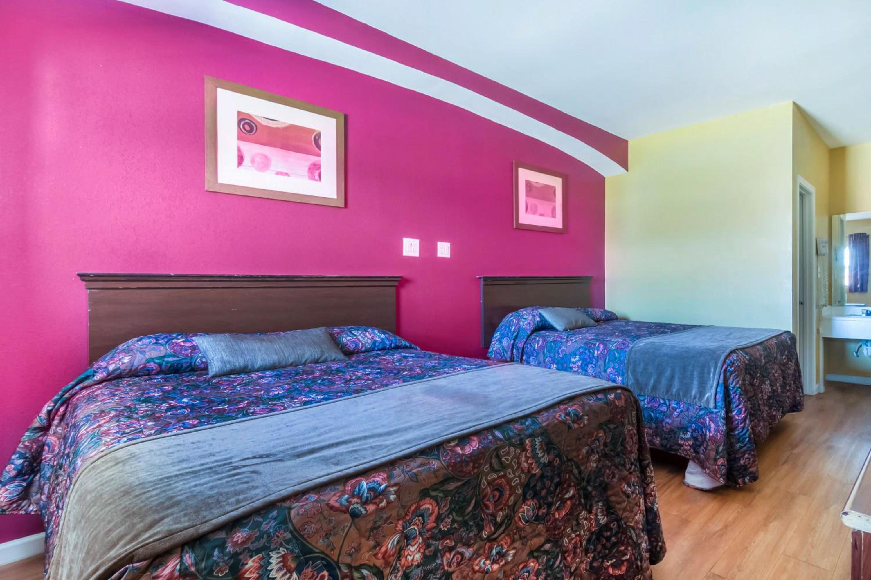 Queen Room with Two Queen Beds - Photo 5