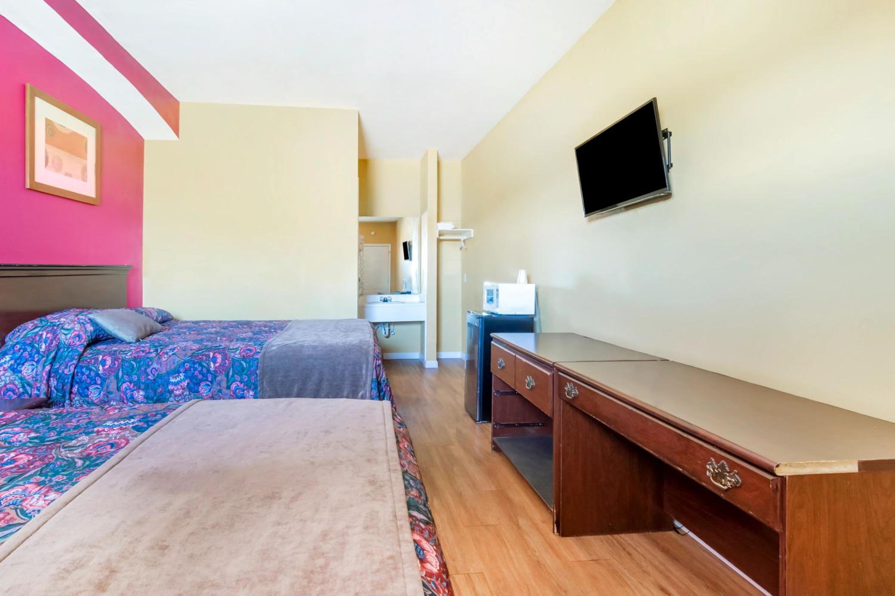 Queen Room with Two Queen Beds - Photo 4