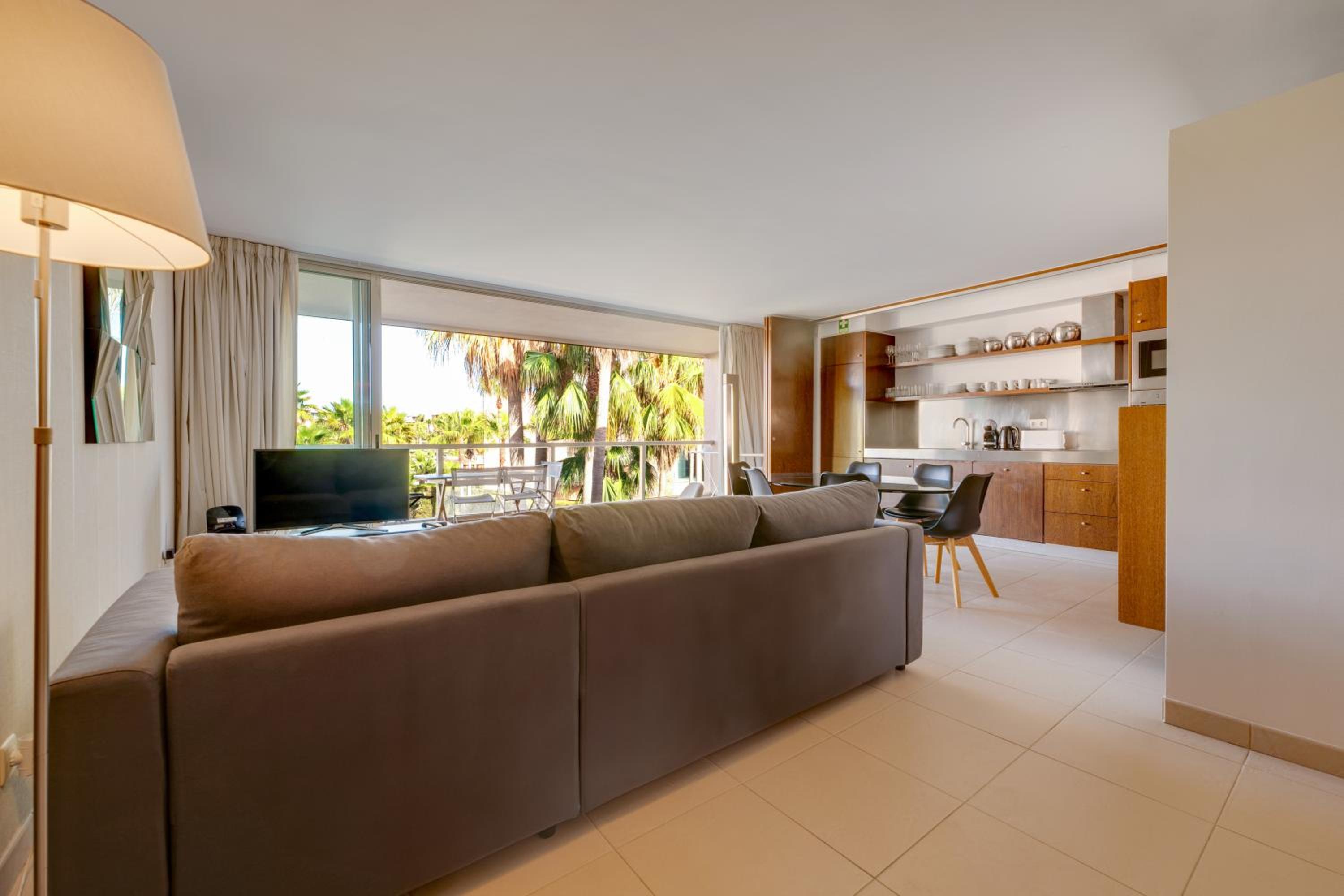 Apartment with Pool View