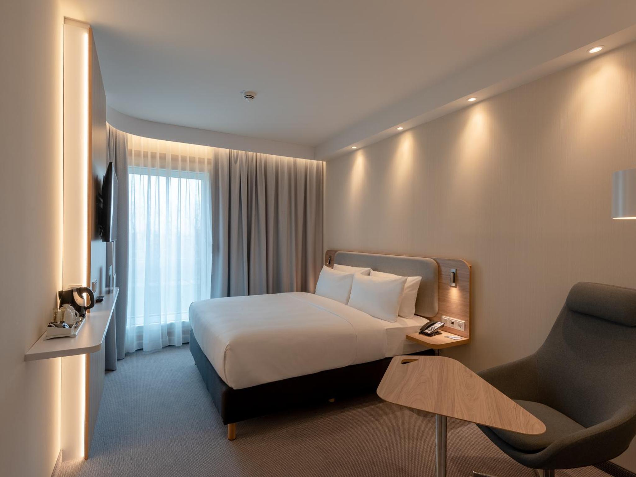 Standard Queen Room