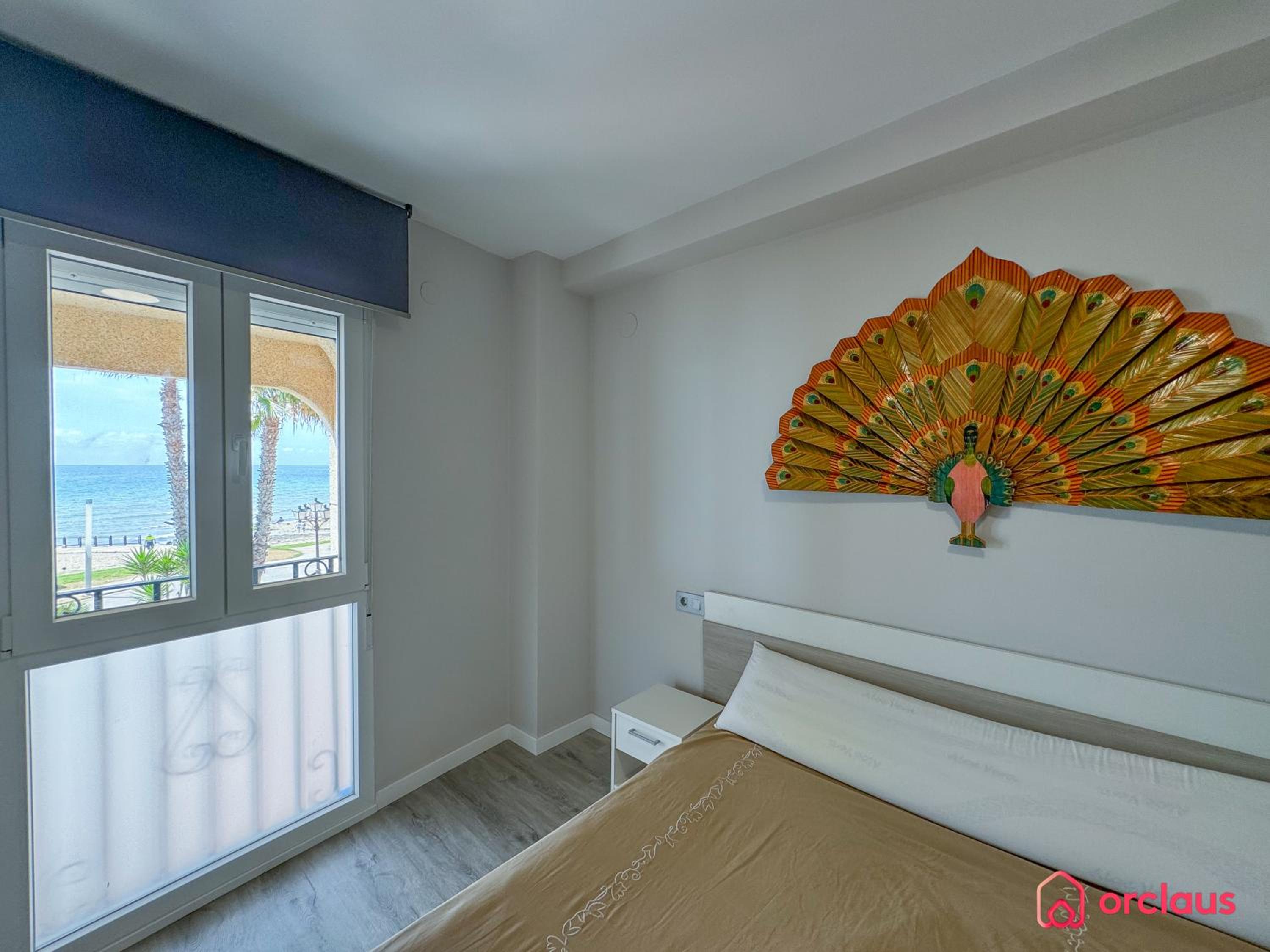Apartamento de dos habitaciones con balcón y vista al mar