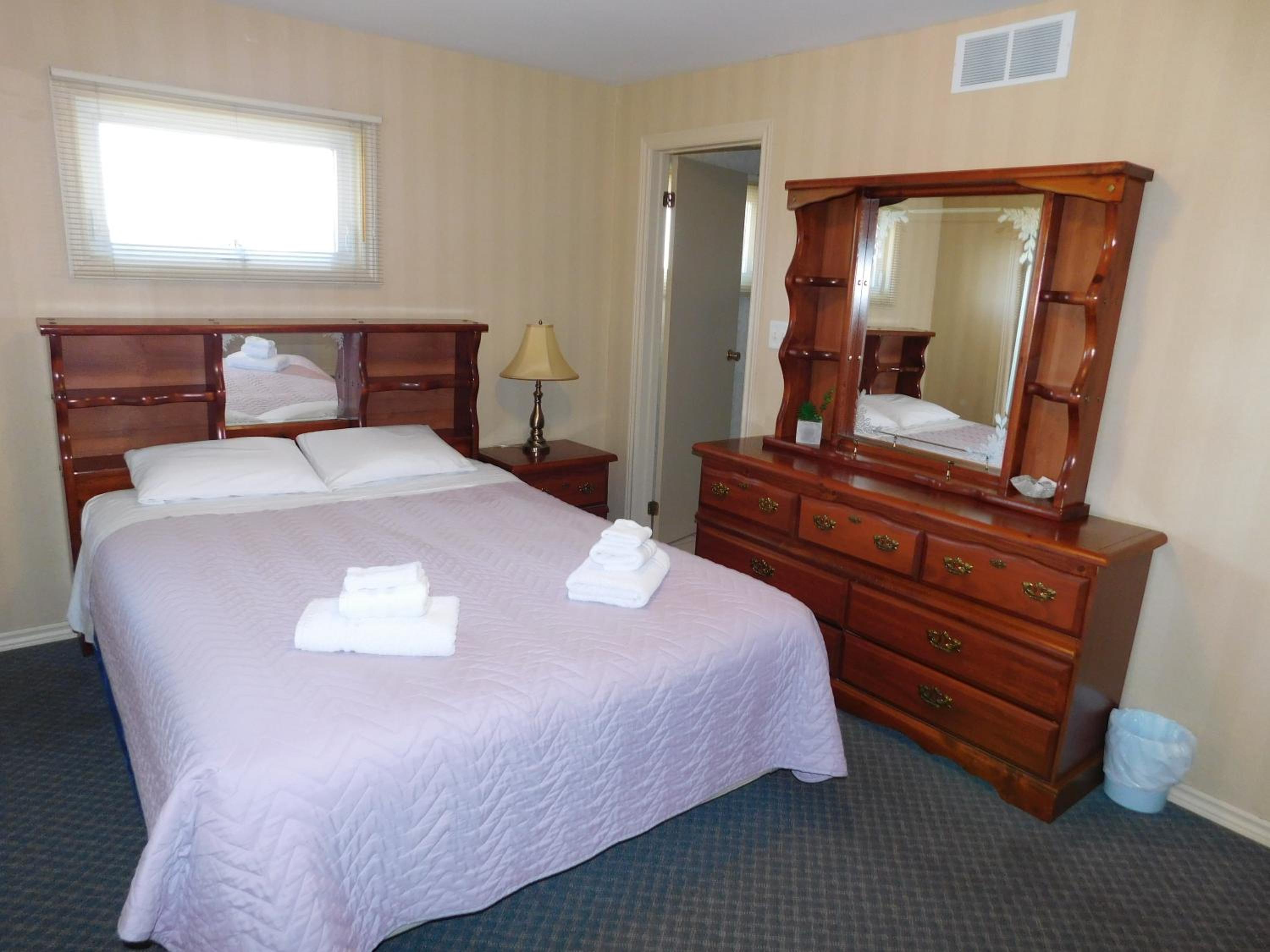 Queen Room photo 1