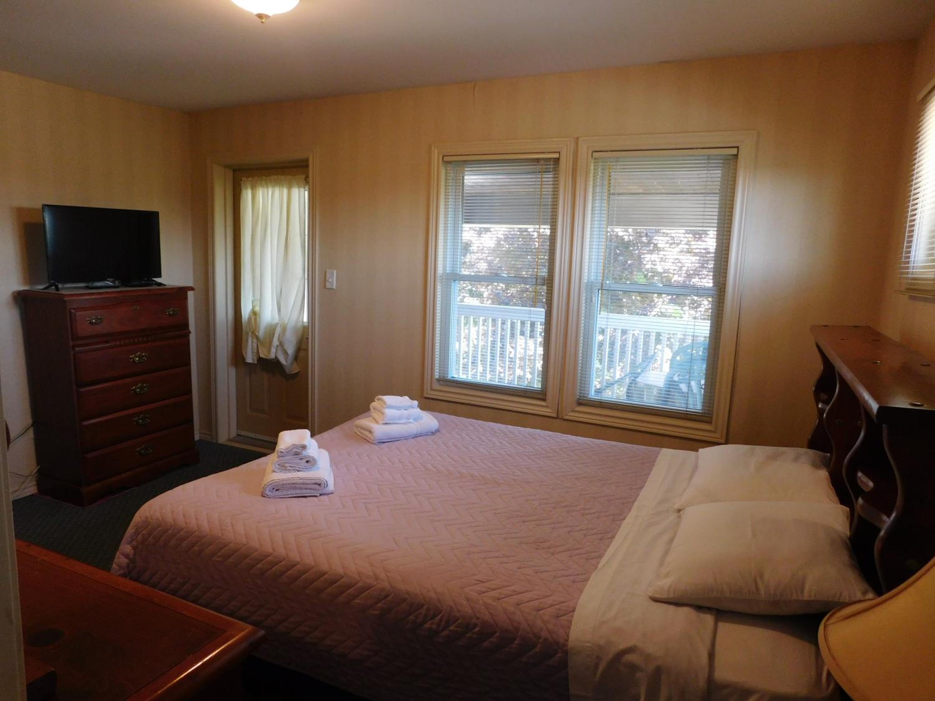 Queen Room photo 2