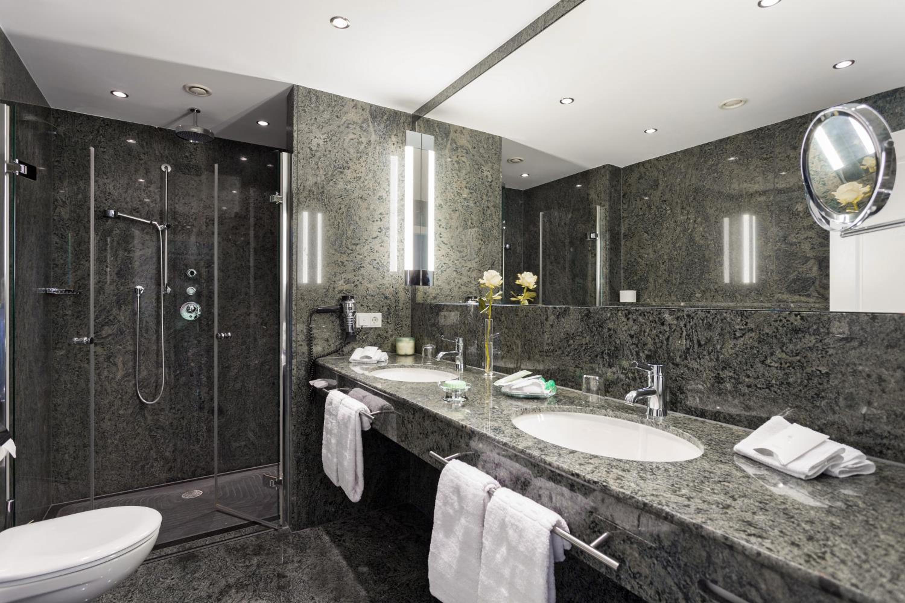 Suite with Balcony - Photo 5