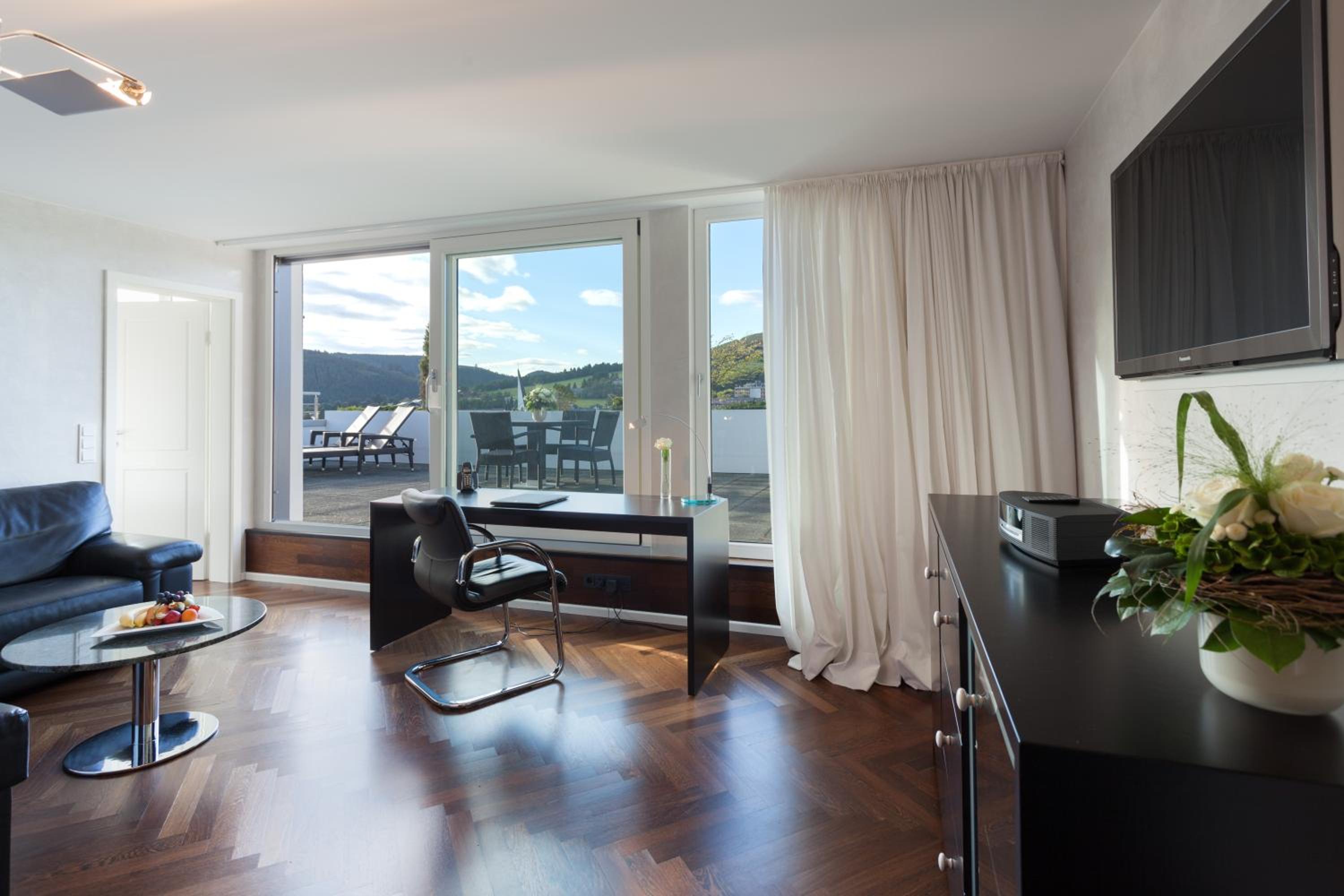 Suite with Balcony - Photo 3