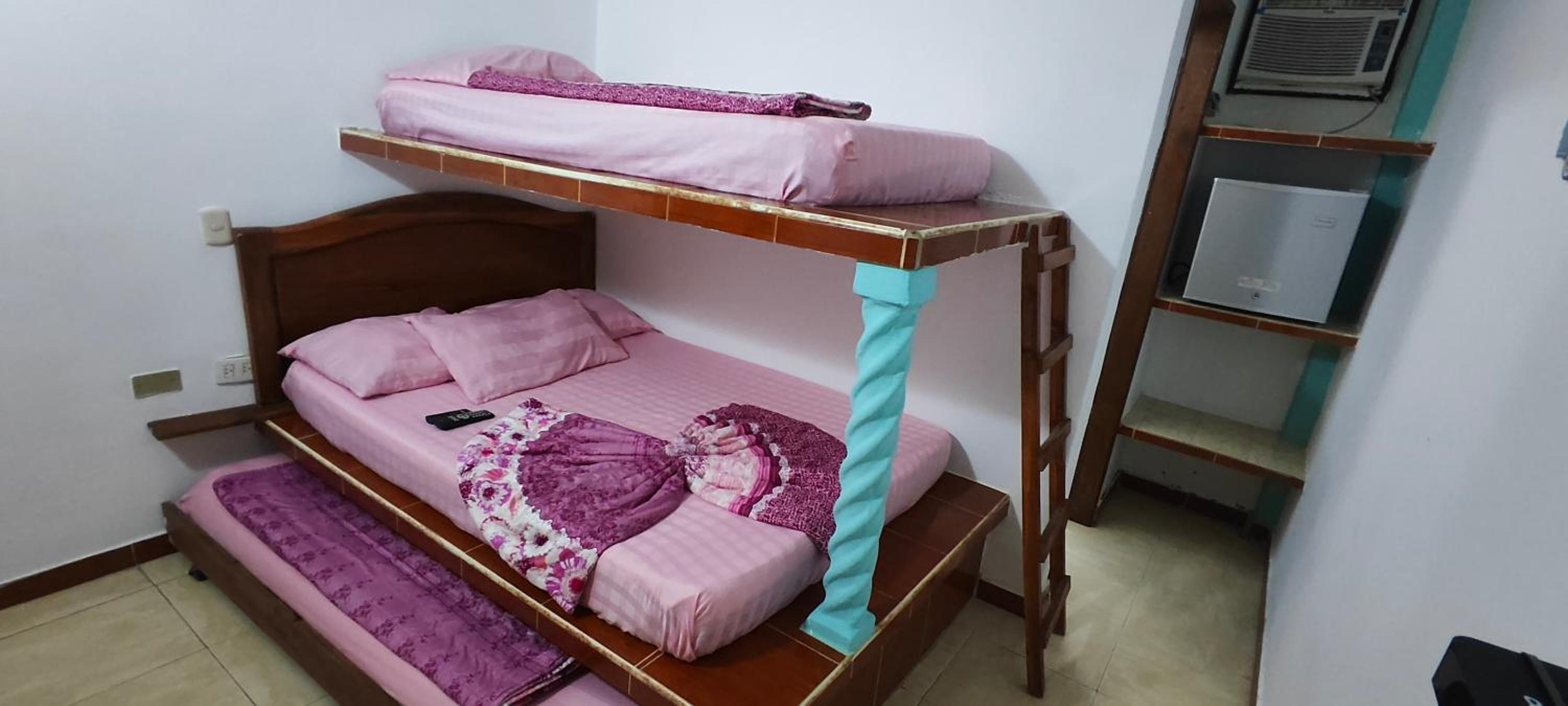 Quadruple Room with Private Bathroom photo 2