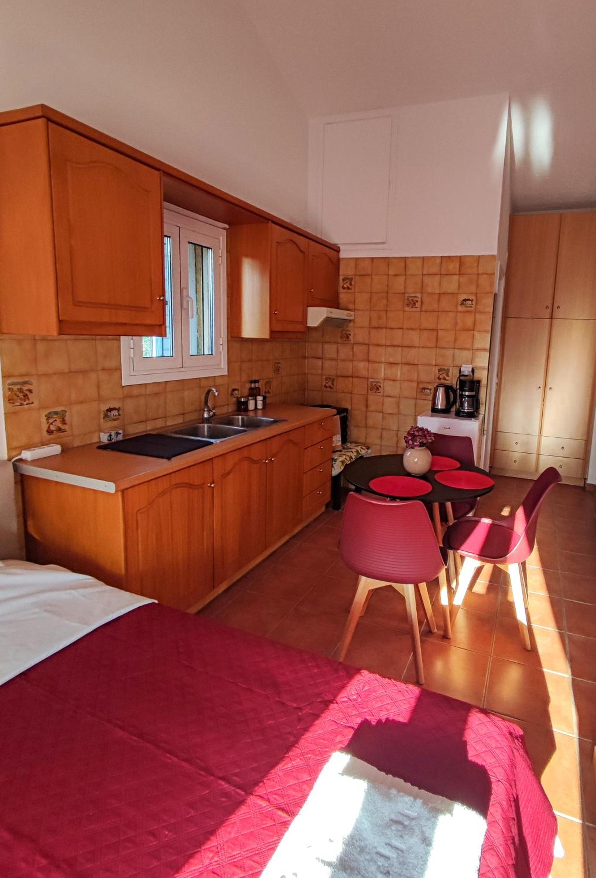 Studio Apartment with Balcony photo 2