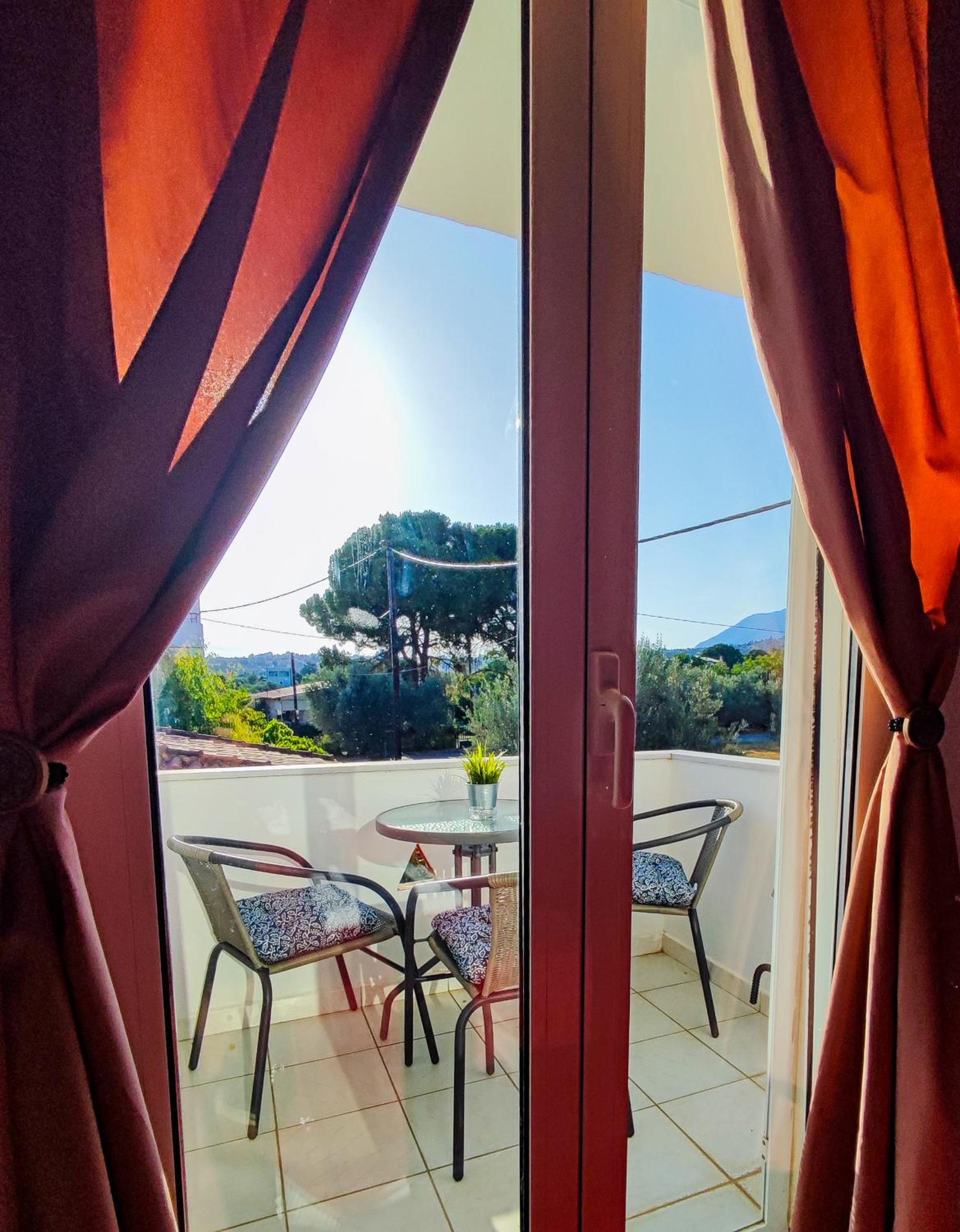 Studio Apartment with Balcony photo 3