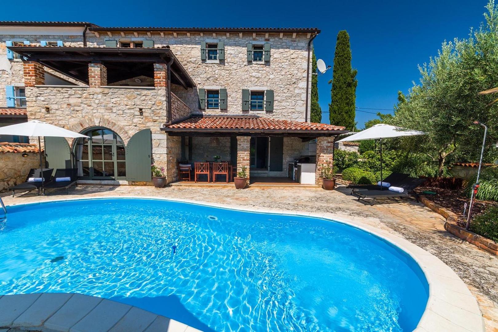Villa photo 2