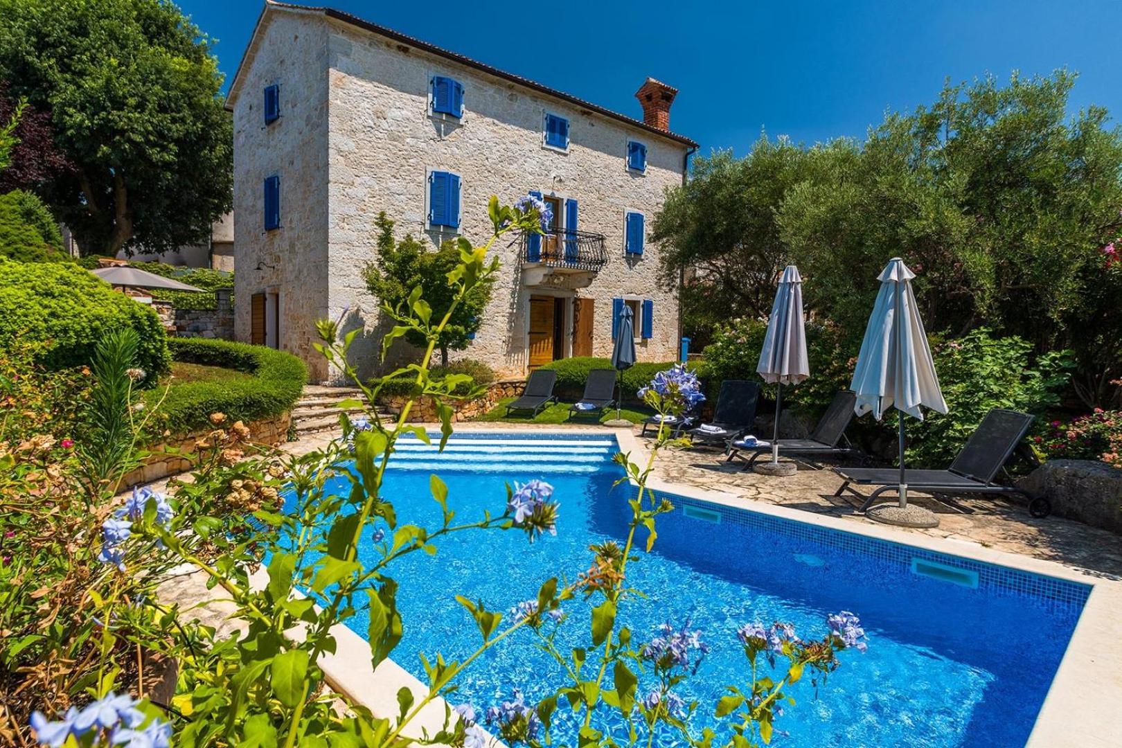 Villa photo 2
