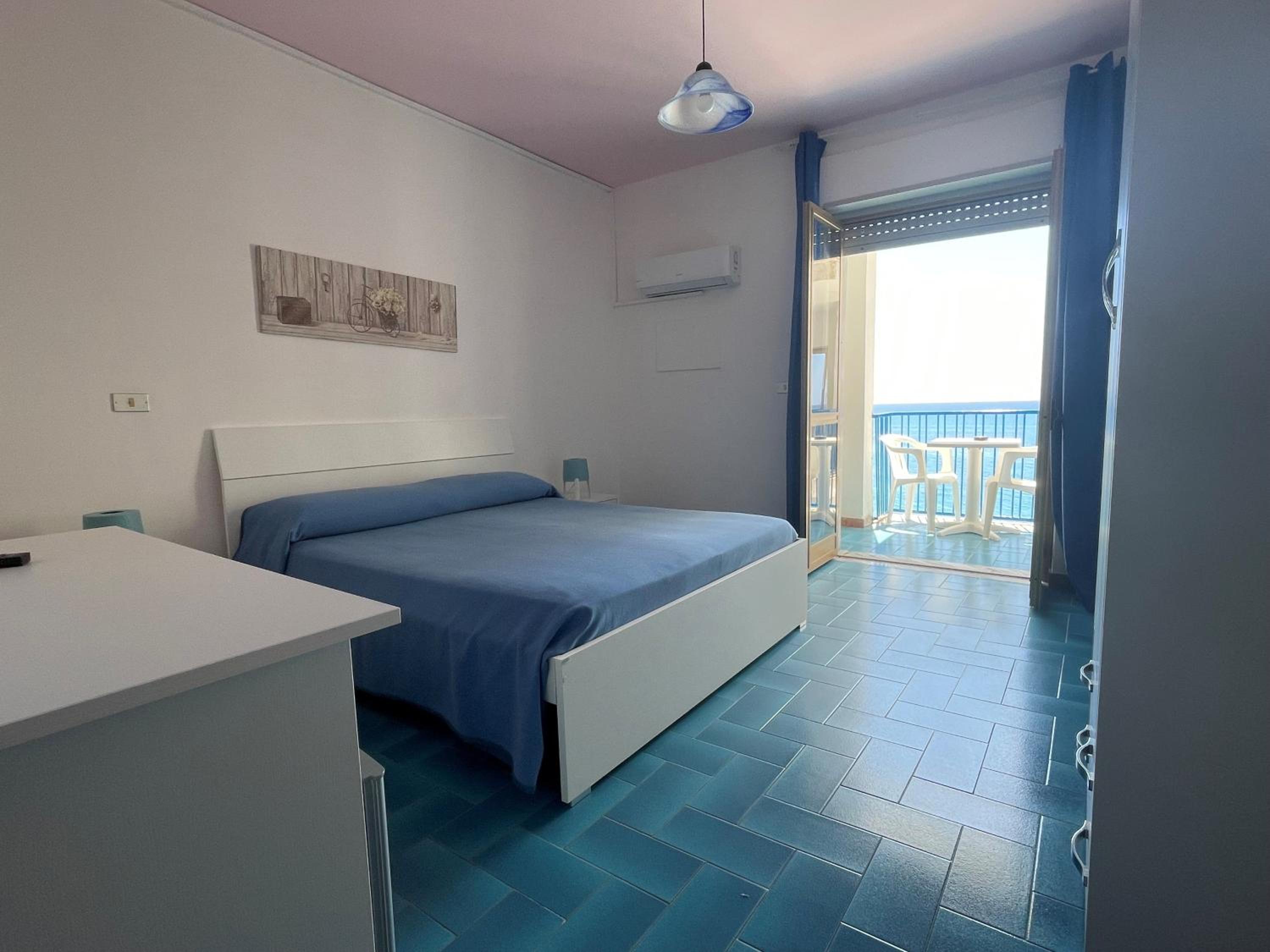 Double Room with Balcony and Sea View - Photo 11