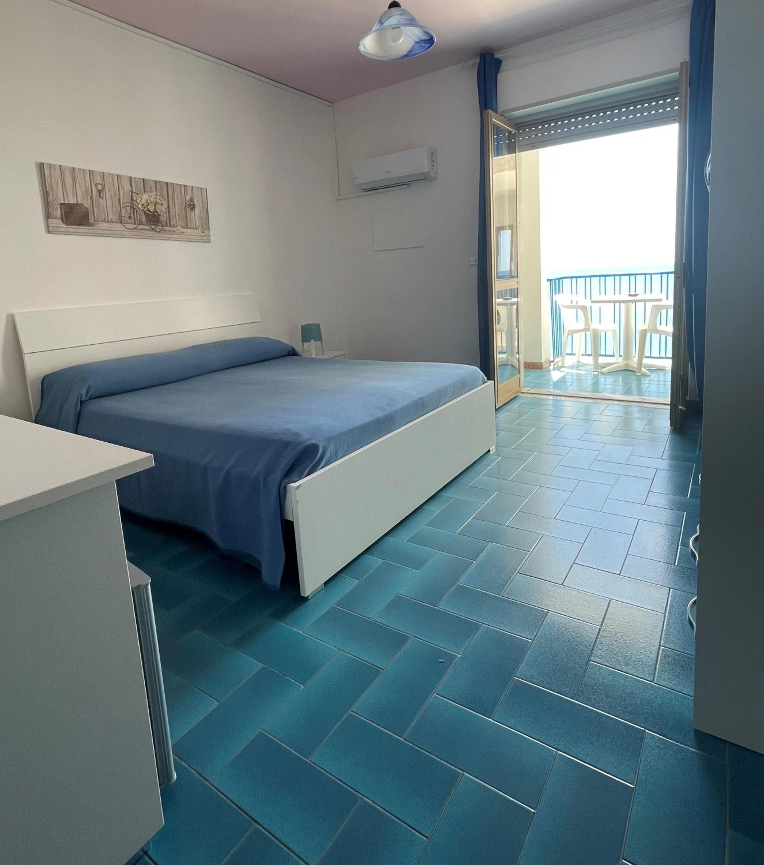 Double Room with Balcony and Sea View - Photo 10