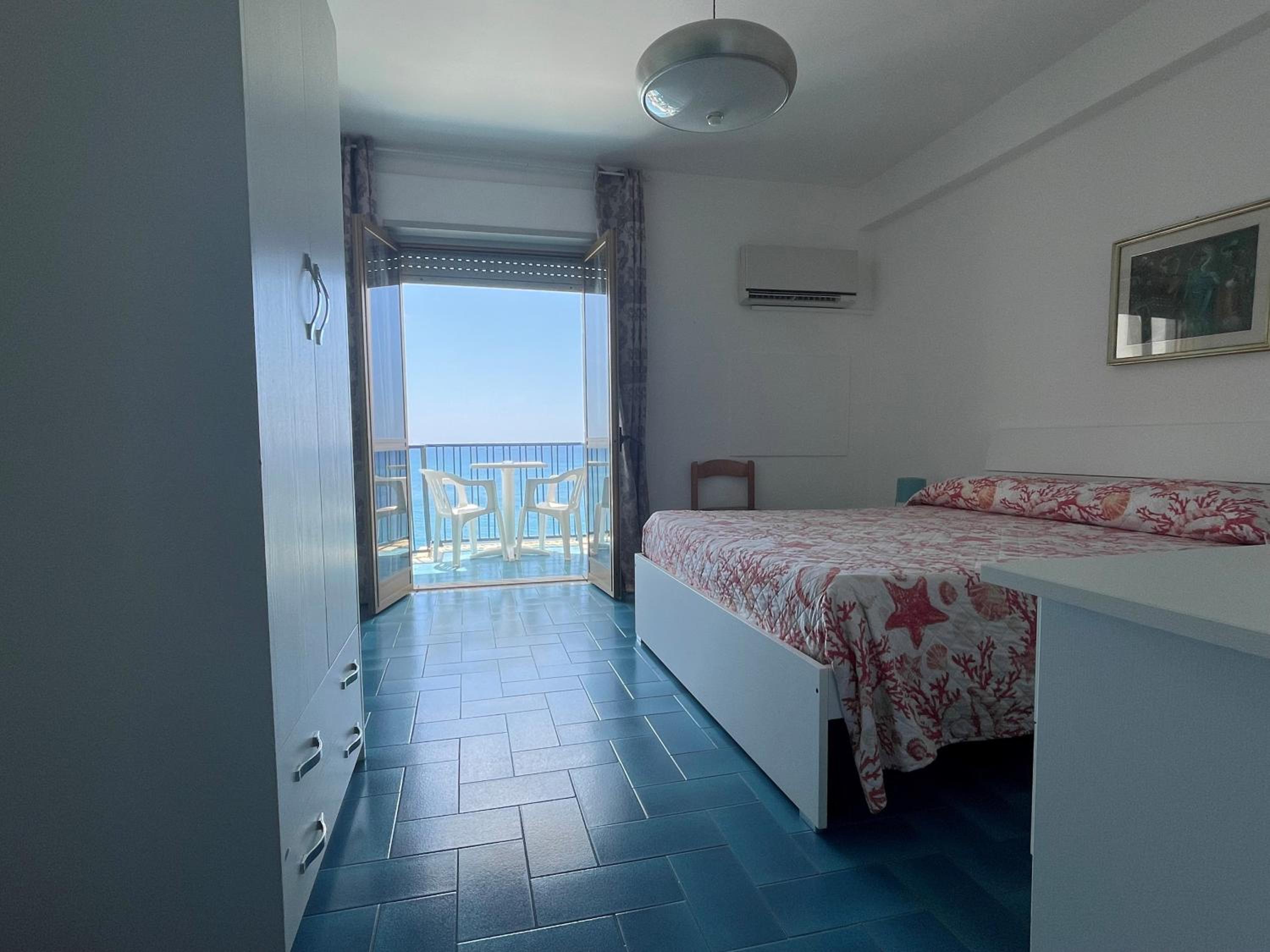 Double Room with Balcony and Sea View - Photo 13